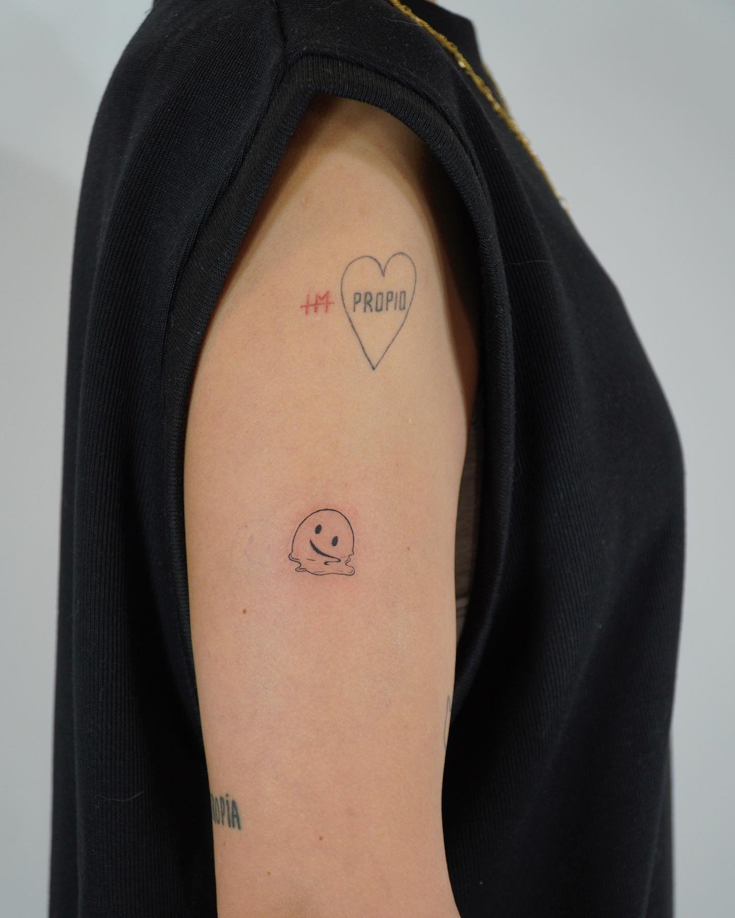 Tatuaje de corazon en antebrazo, línea fina Sinkply Madrid