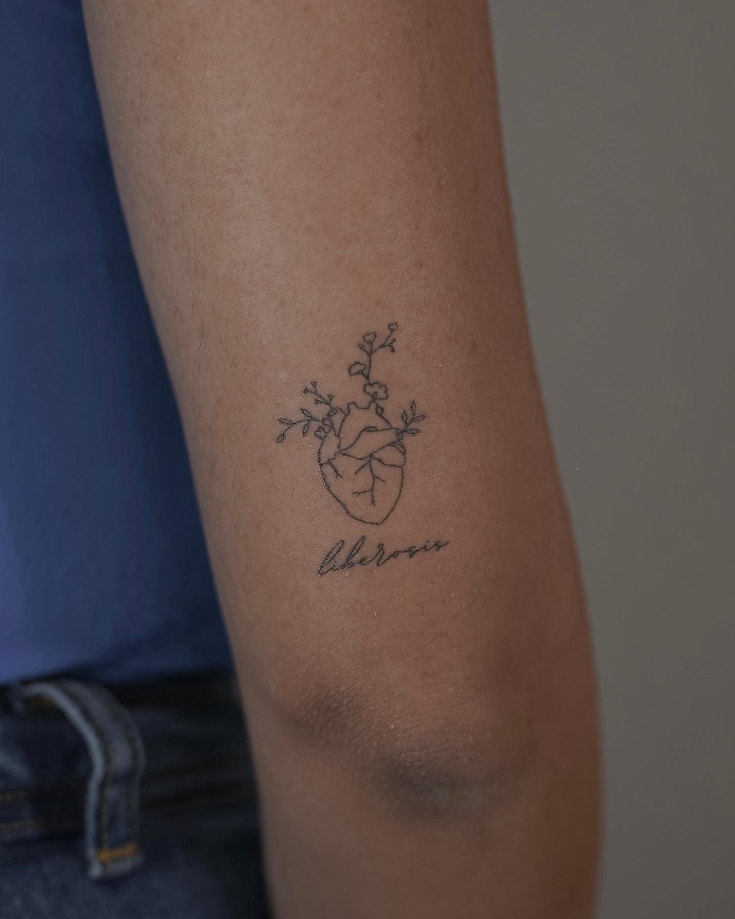 Tatuaje de corazon en antebrazo, línea fina Sinkply Madrid