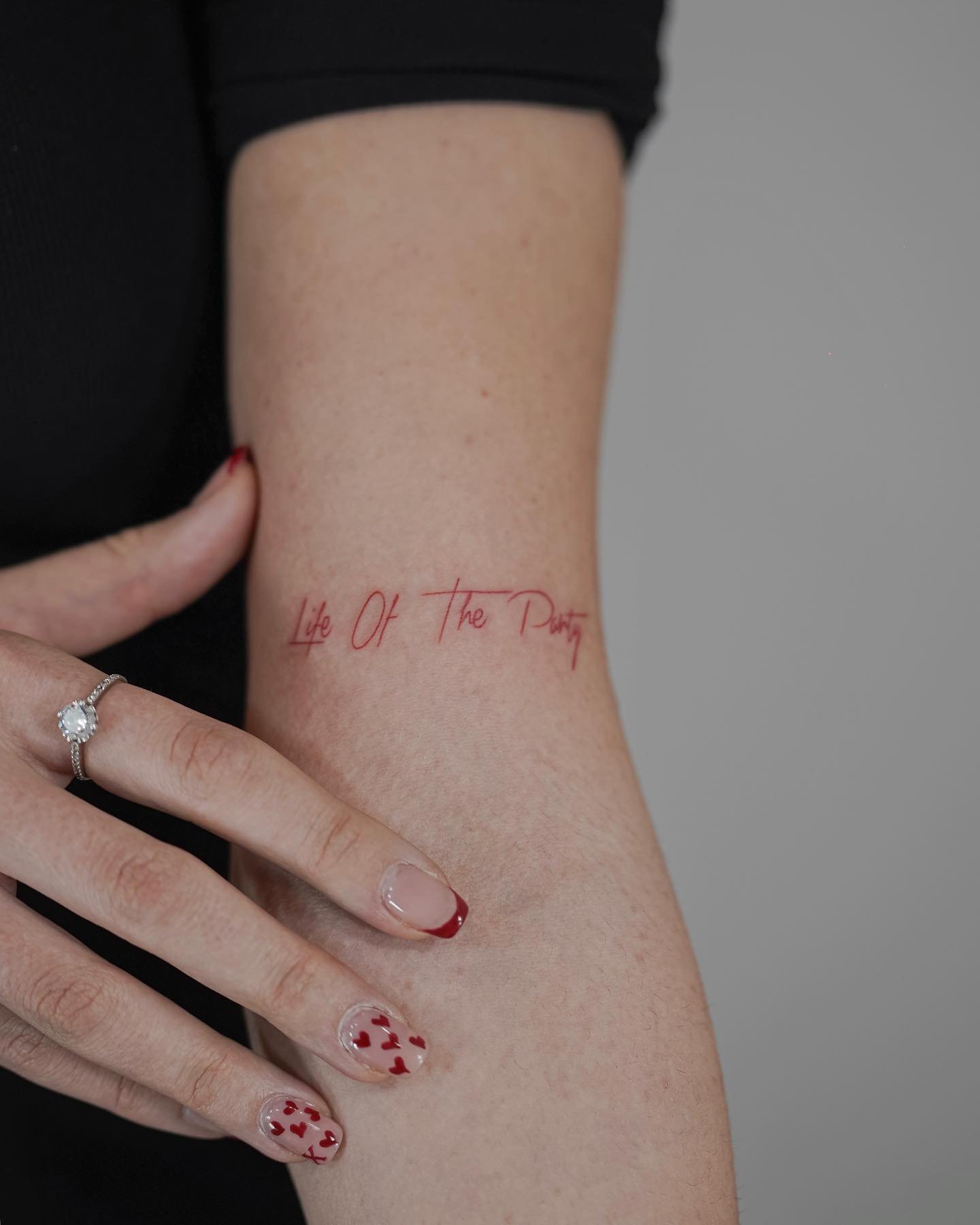 Tatuaje de corazon en antebrazo, línea fina Sinkply Madrid
