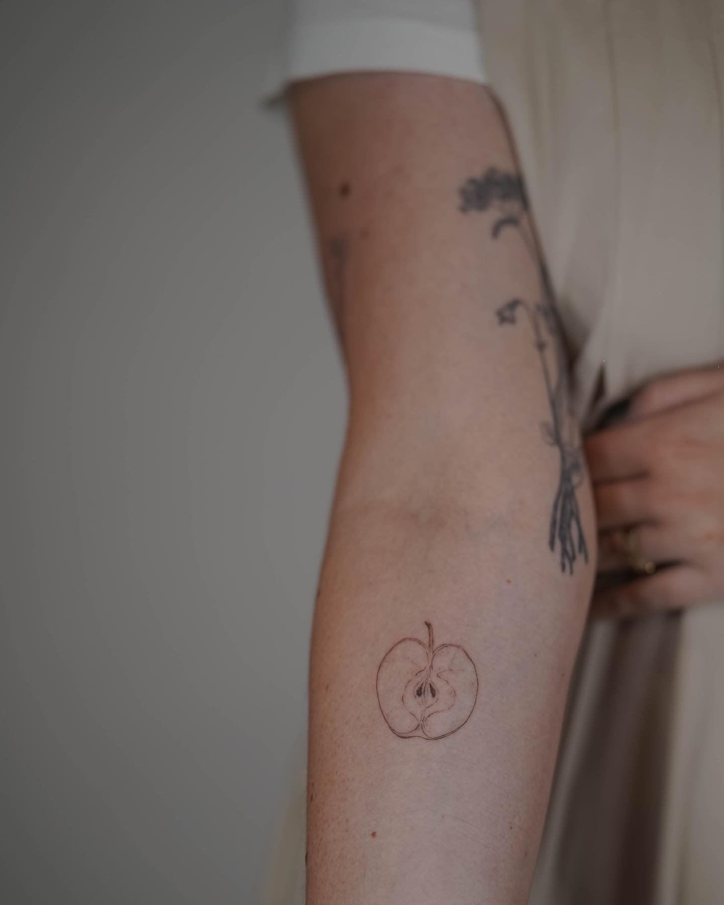 Tatuaje de corazon en antebrazo, línea fina Sinkply Madrid