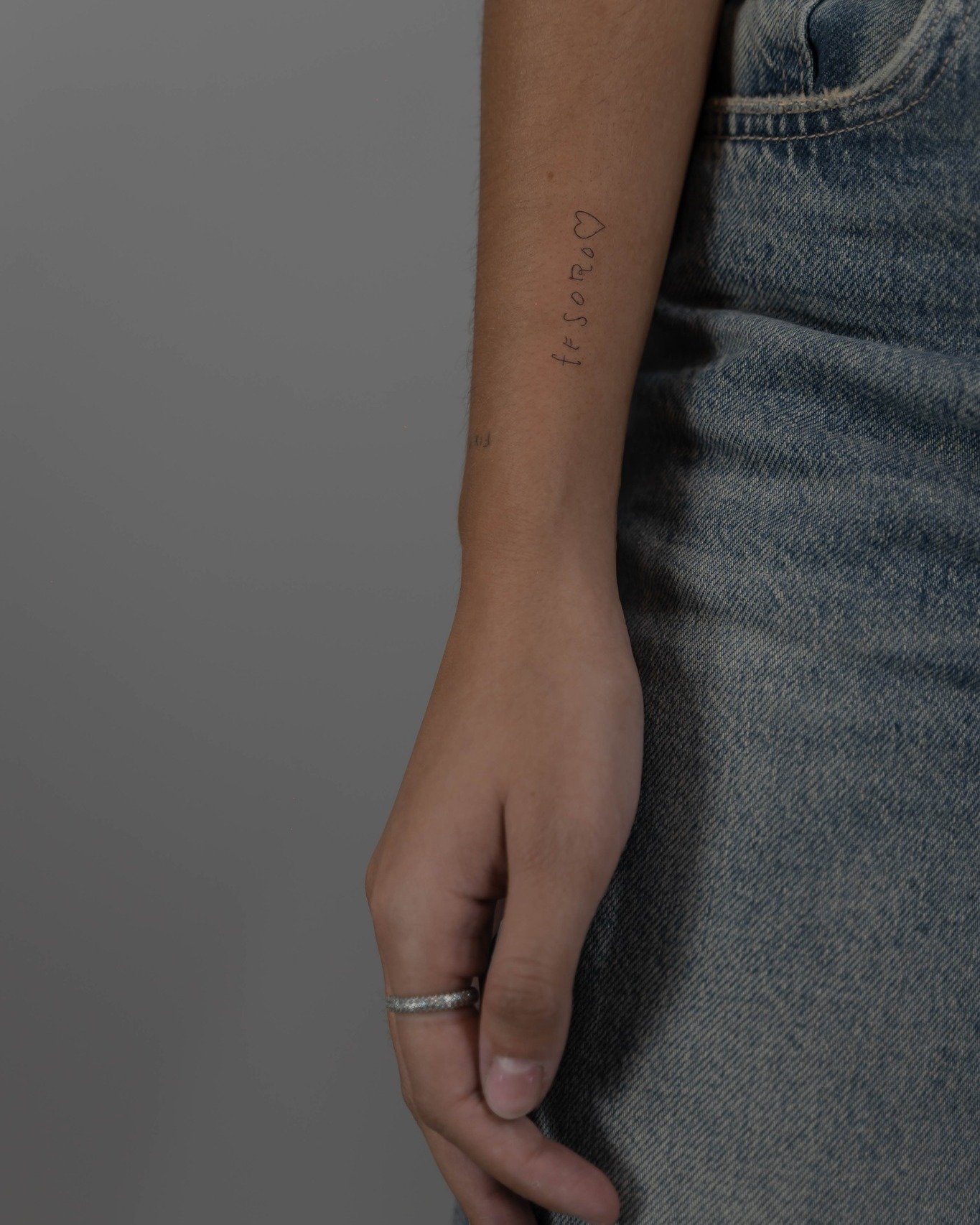 Tatuaje de corazon en antebrazo, línea fina Sinkply Madrid