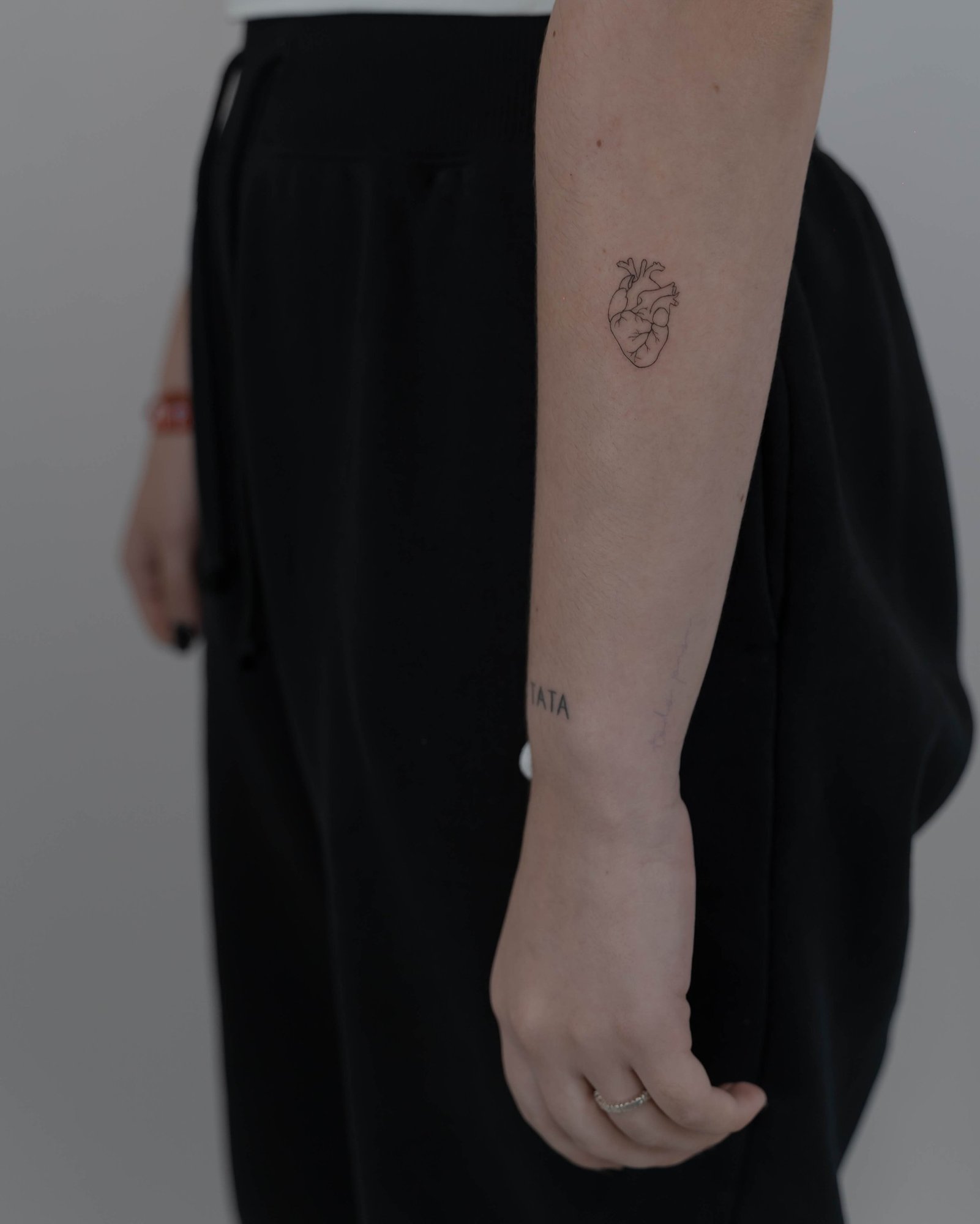 Tatuaje de corazon en antebrazo, línea fina Sinkply Madrid