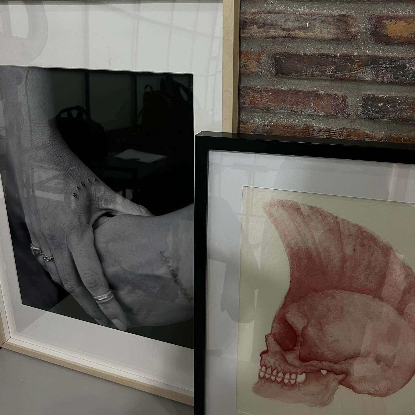 Tatuaje de corazon en antebrazo, línea fina Sinkply Madrid