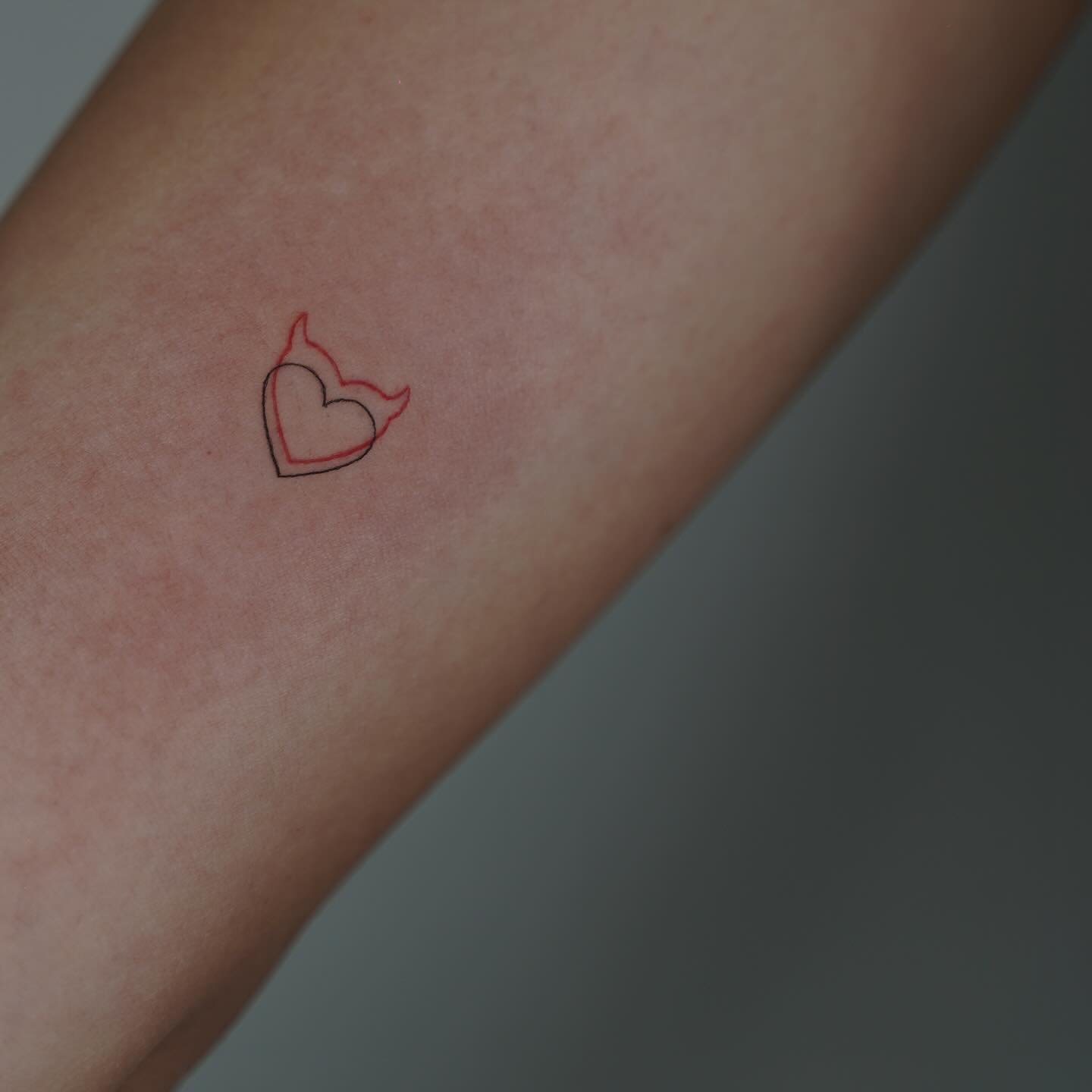 Tatuaje de corazon en antebrazo, línea fina Sinkply Madrid