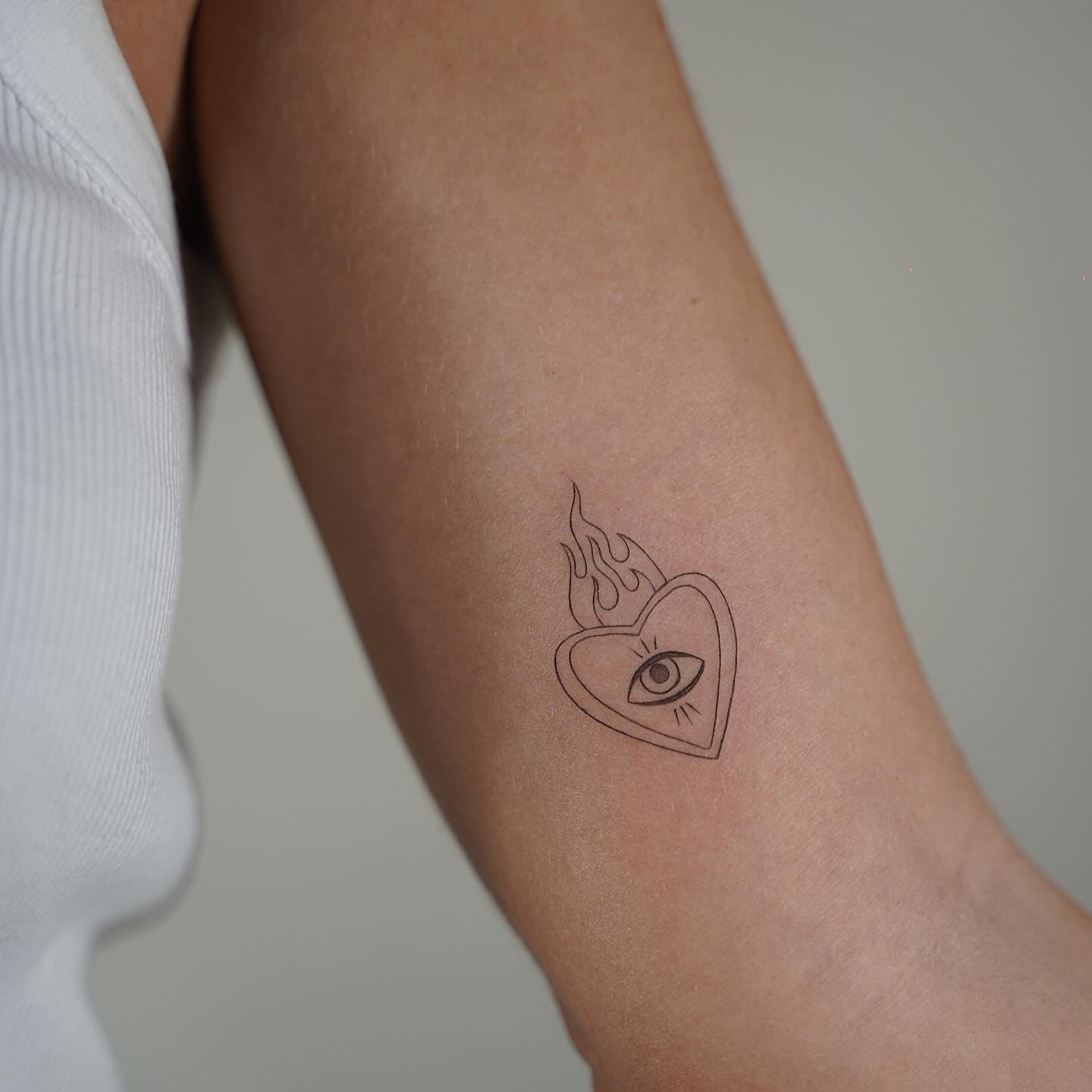 Tatuaje de corazon en antebrazo, línea fina Sinkply Madrid