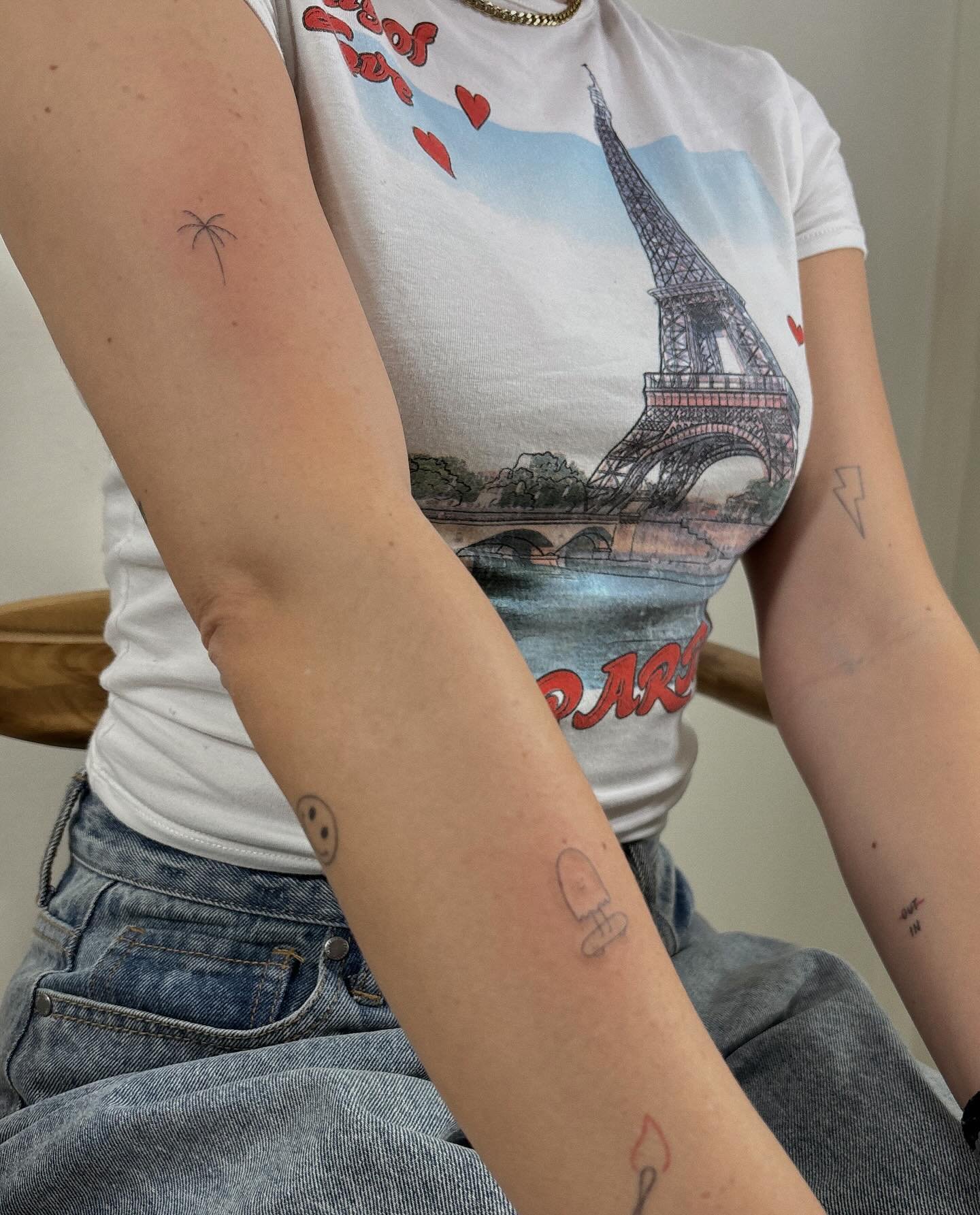 Tatuaje de corazon en antebrazo, línea fina Sinkply Madrid