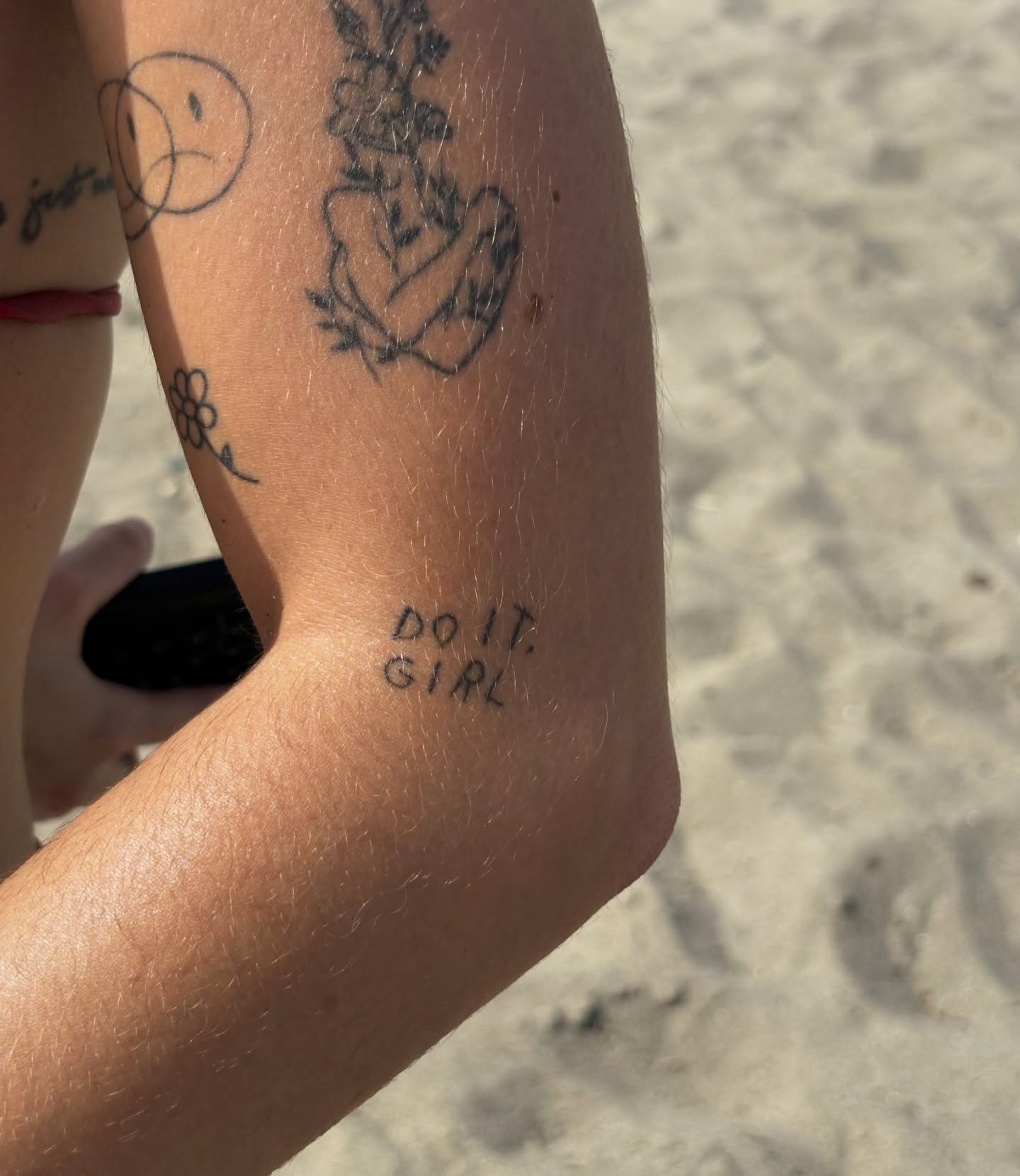 Tatuaje de corazon en antebrazo, línea fina Sinkply Madrid