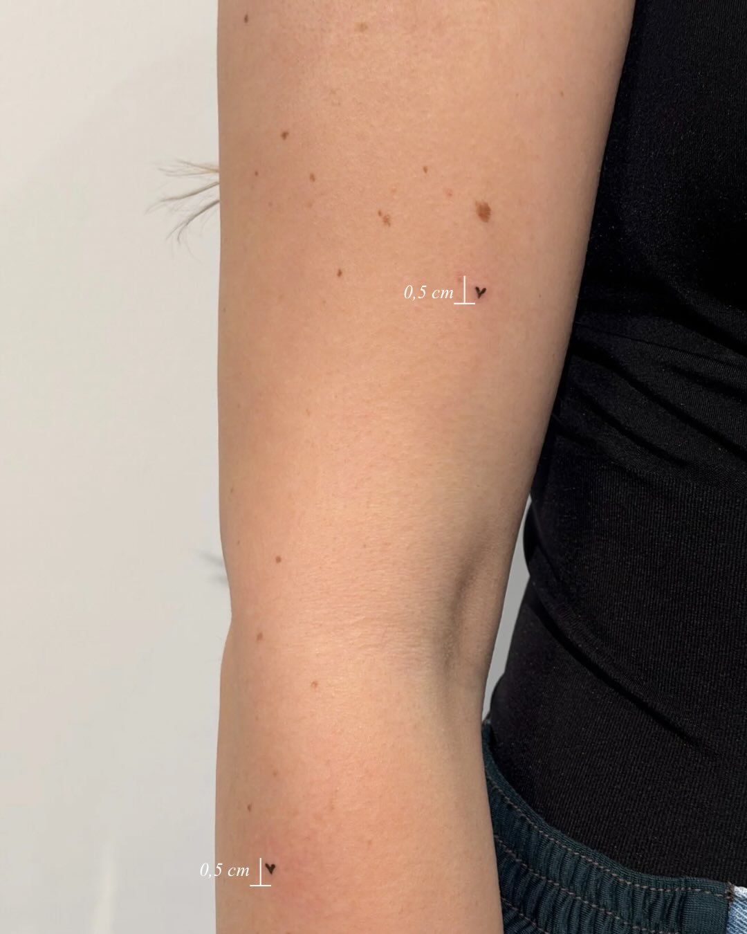 Tatuaje de corazon en antebrazo, línea fina Sinkply Madrid