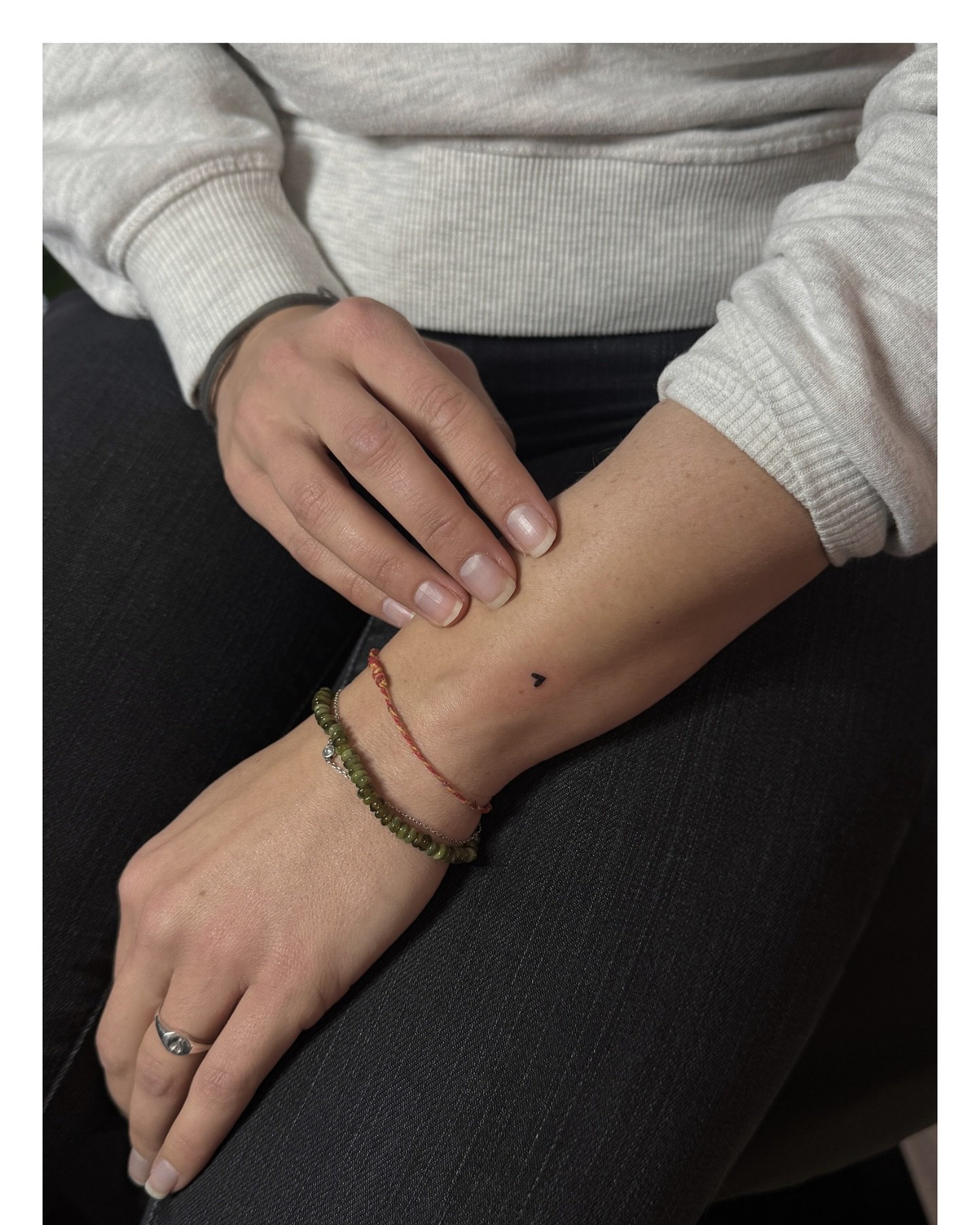 Tatuaje de corazon en antebrazo, línea fina Sinkply Madrid