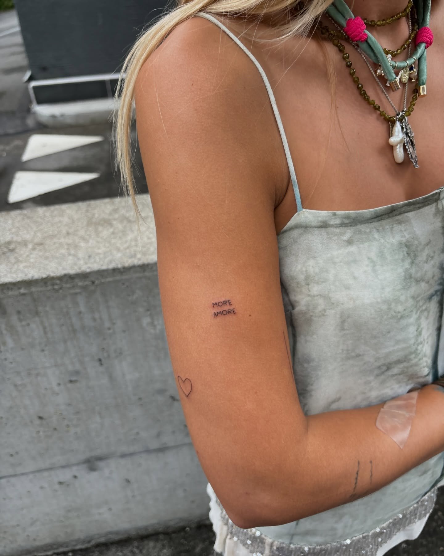 Tatuaje de corazon en antebrazo, línea fina Sinkply Madrid