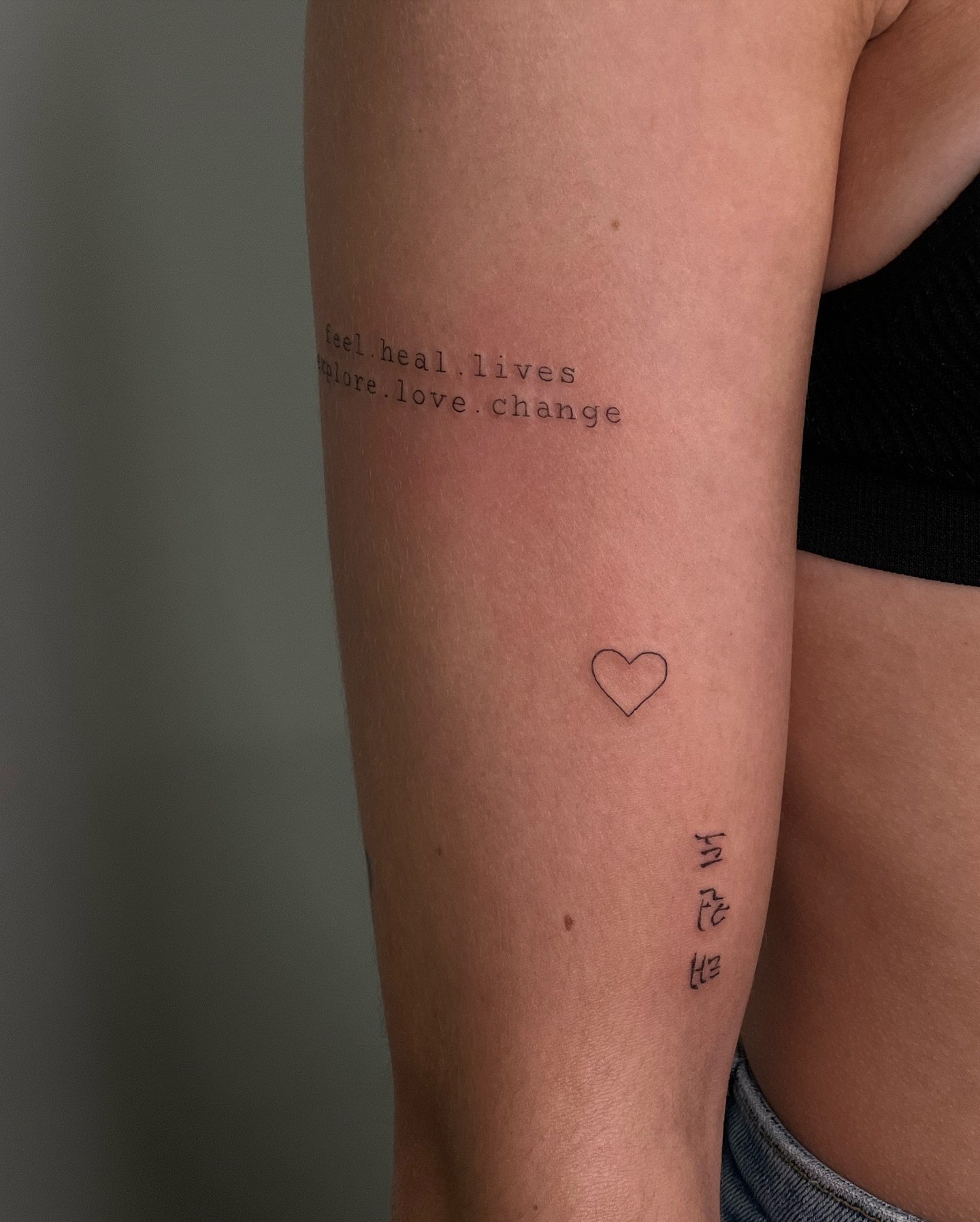 Tatuaje de corazon en antebrazo, línea fina Sinkply Madrid