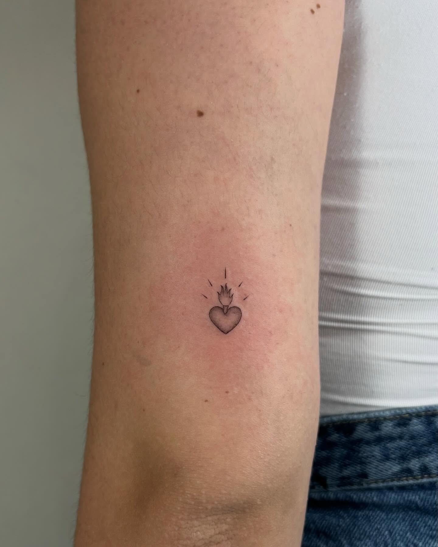 Tatuaje de corazon en antebrazo, línea fina Sinkply Madrid
