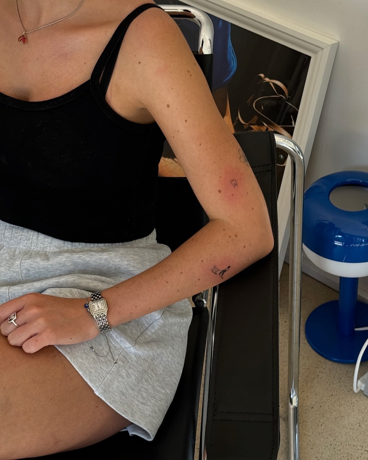 Tatuaje de corazon en antebrazo, línea fina Sinkply Madrid