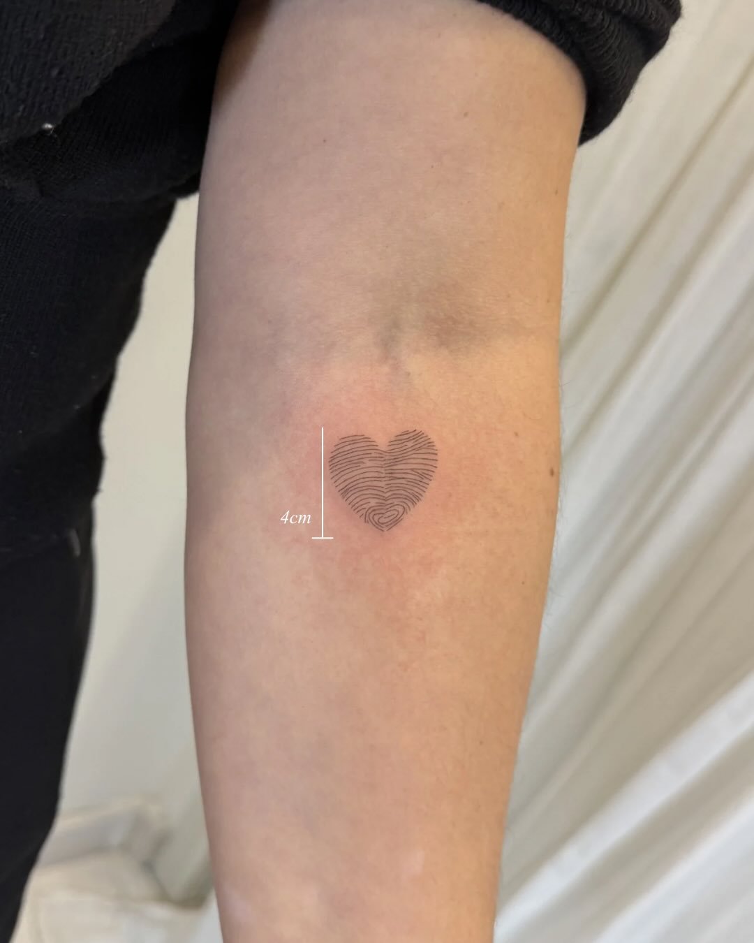 Tatuaje de corazon en antebrazo, línea fina Sinkply Madrid