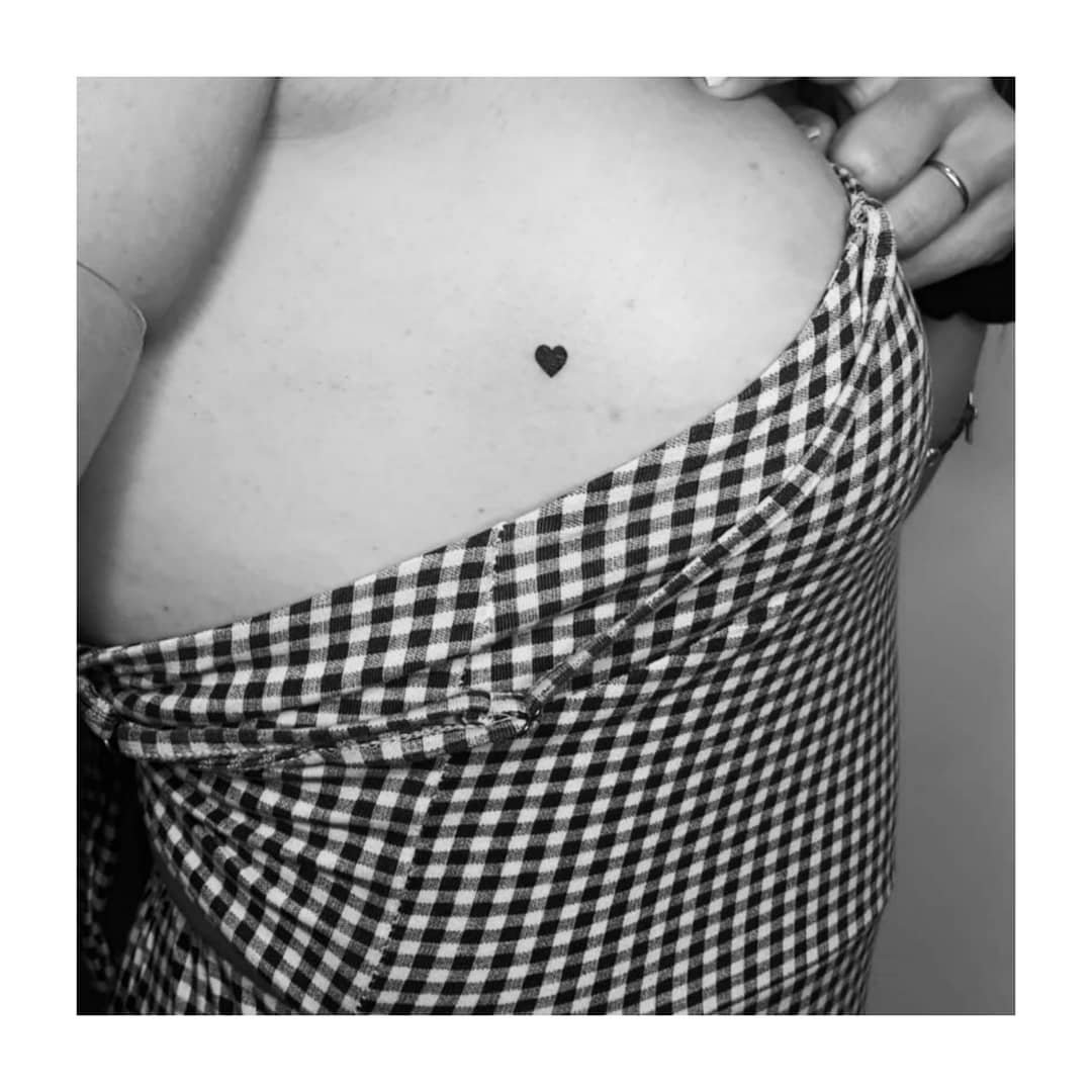 Tatuaje de corazon en antebrazo, línea fina Sinkply Madrid