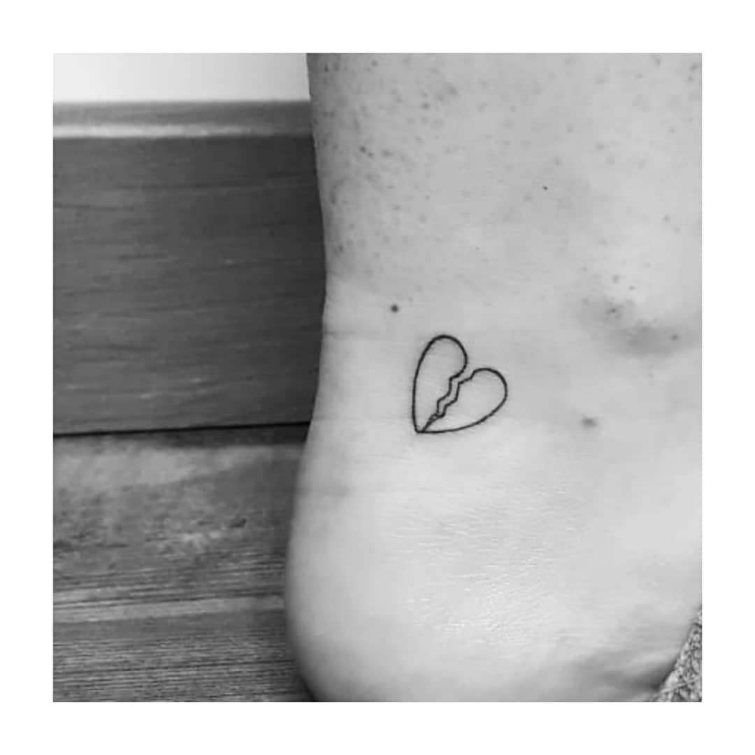 Tatuaje de corazon en antebrazo, línea fina Sinkply Madrid