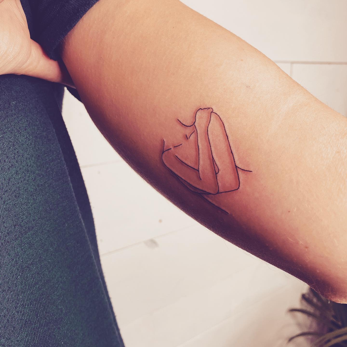 Tatuaje de corazon en antebrazo, línea fina Sinkply Madrid