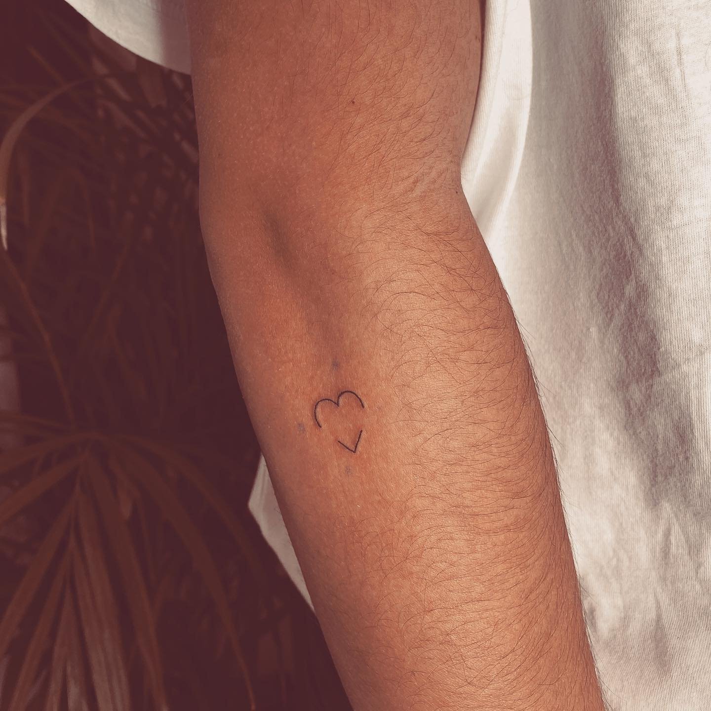 Tatuaje de corazon en antebrazo, línea fina Sinkply Madrid