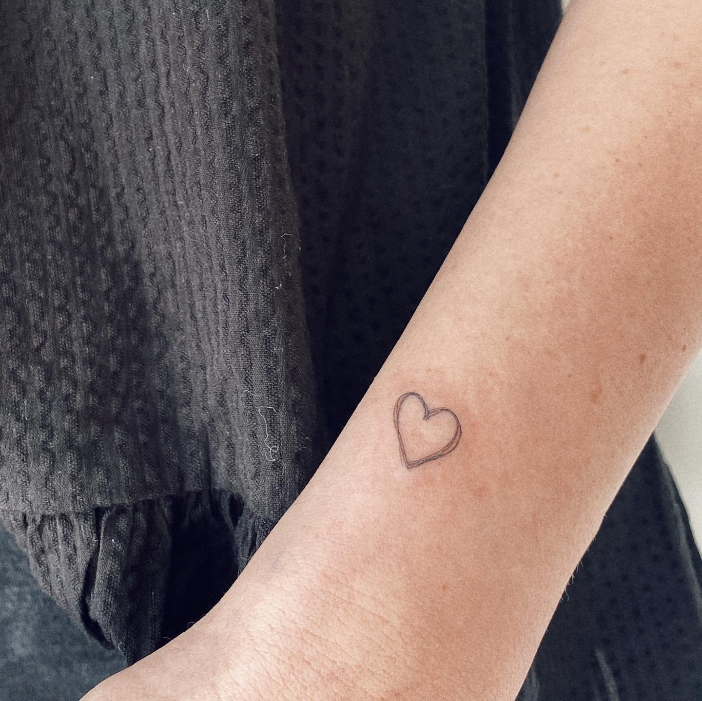 Tatuaje de corazon en antebrazo, línea fina Sinkply Madrid