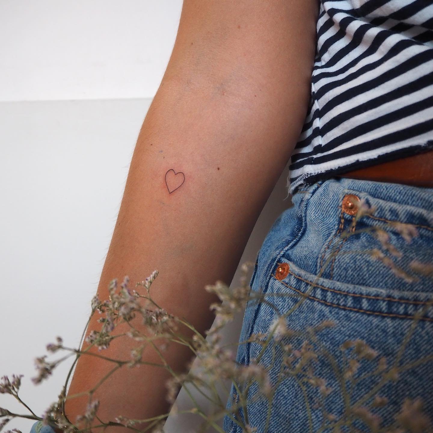 Tatuaje de corazon en antebrazo, línea fina Sinkply Madrid