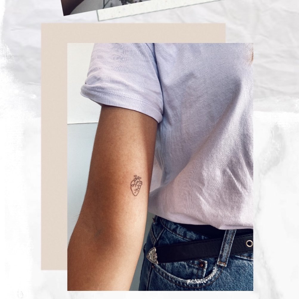 Tatuaje de corazon en antebrazo, línea fina Sinkply Madrid