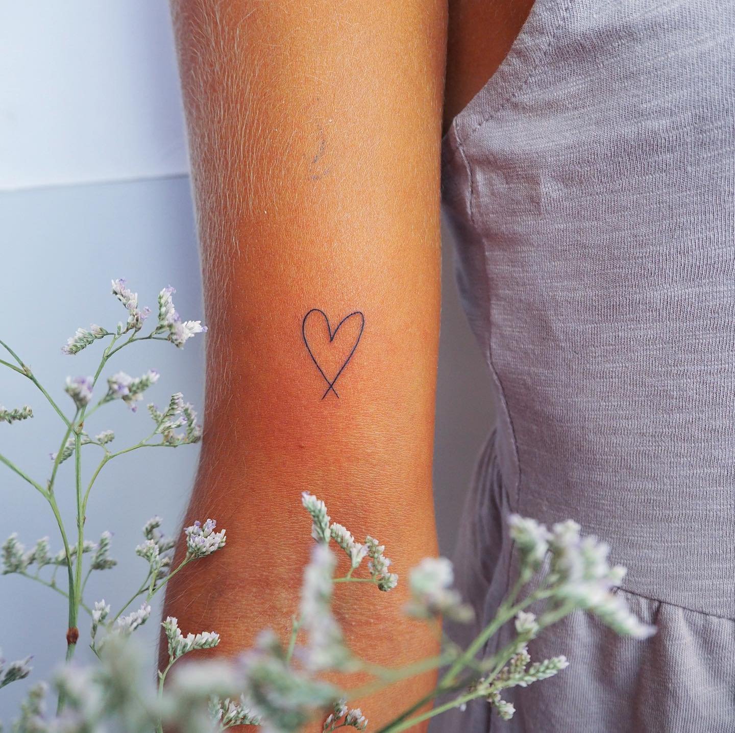 Tatuaje de corazon en antebrazo, línea fina Sinkply Madrid