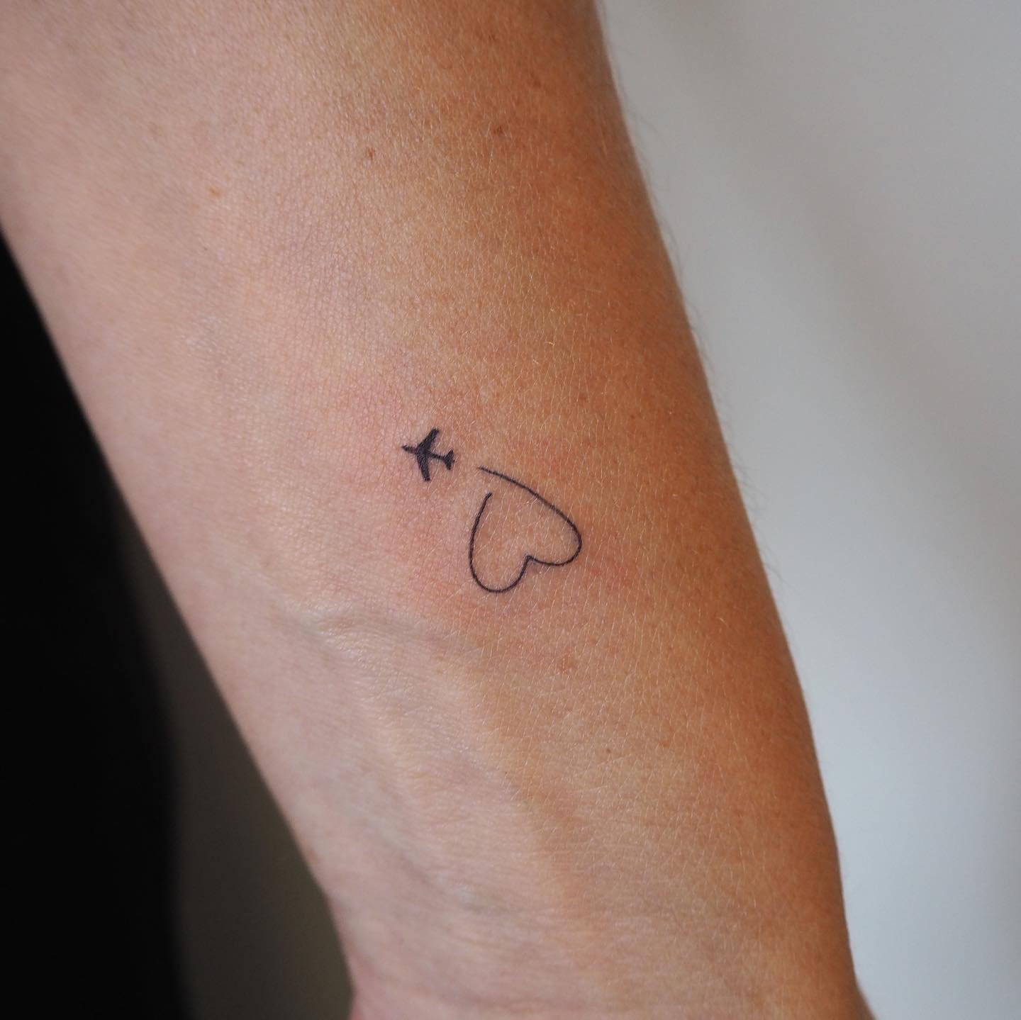 Tatuaje de corazon en antebrazo, línea fina Sinkply Madrid
