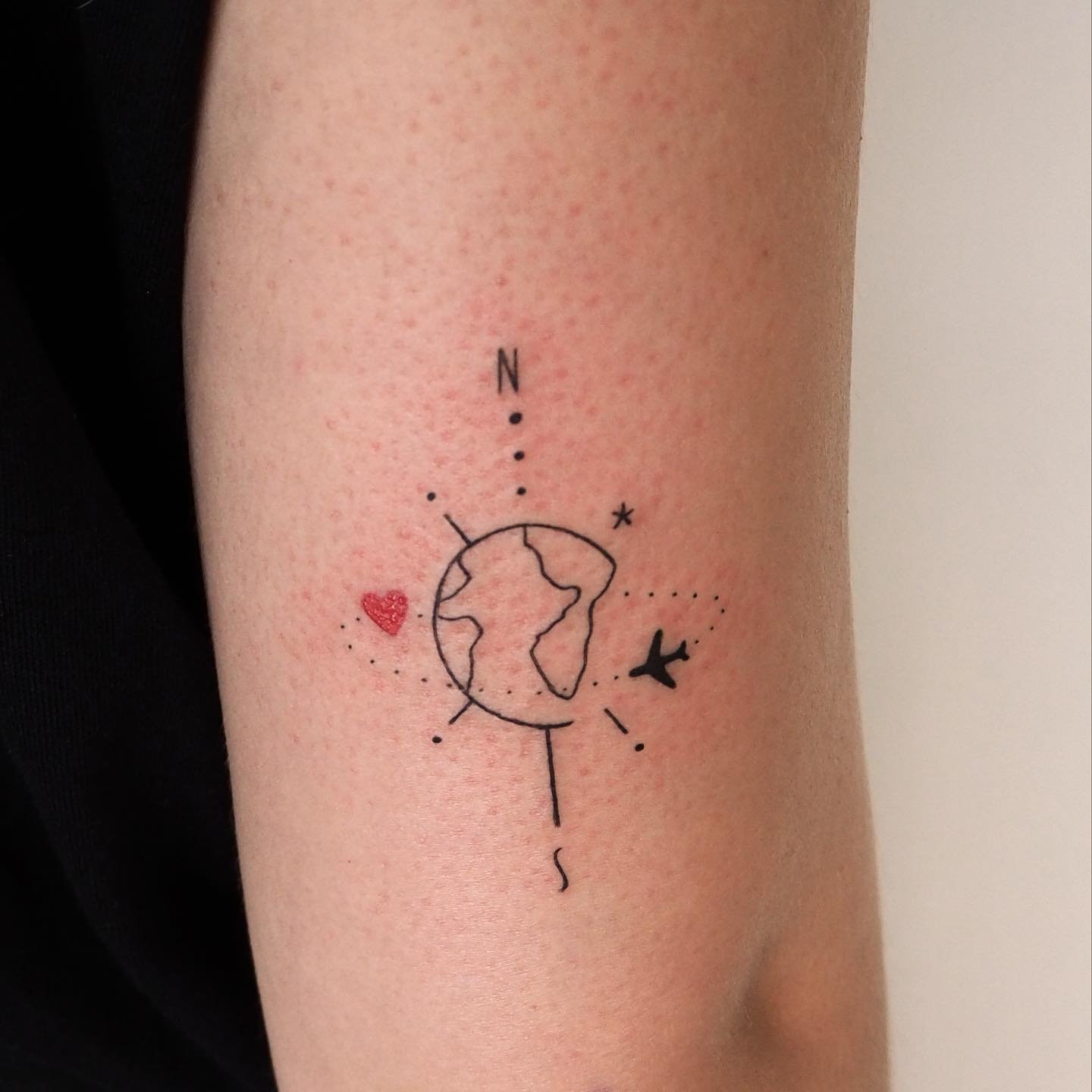 Tatuaje de corazon en antebrazo, línea fina Sinkply Madrid