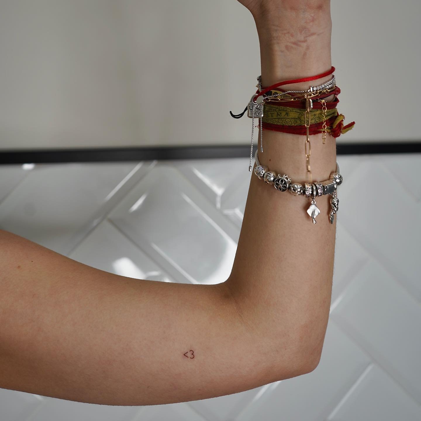 Tatuaje de corazon en antebrazo, línea fina Sinkply Madrid