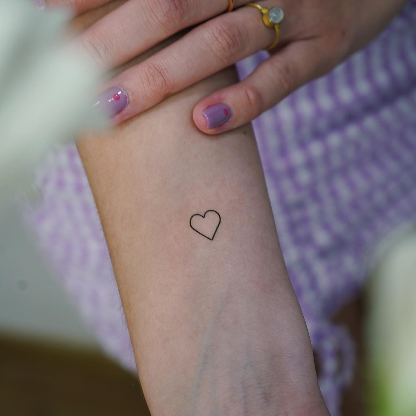 Tatuaje de corazon en antebrazo, línea fina Sinkply Madrid