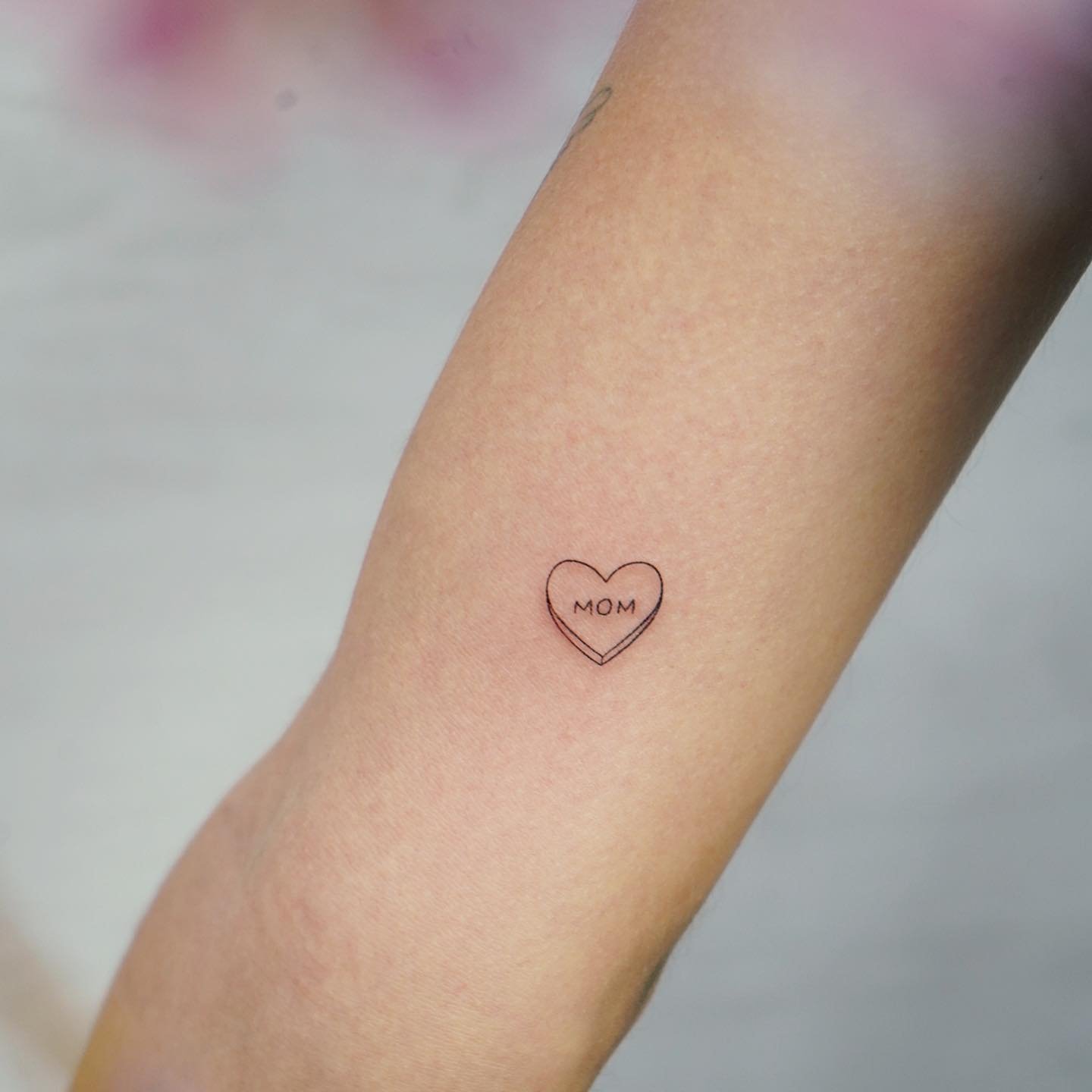 Tatuaje de corazon en antebrazo, línea fina Sinkply Madrid