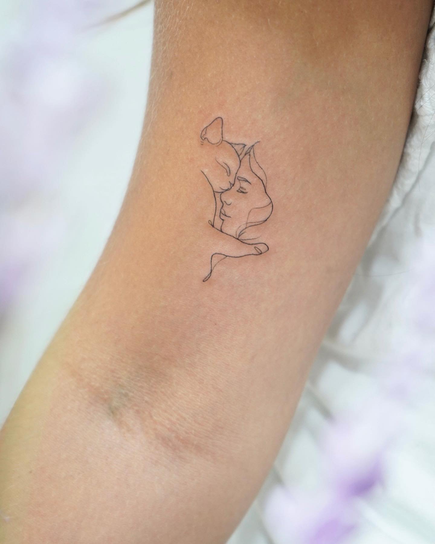 Tatuaje de corazon en antebrazo, línea fina Sinkply Madrid