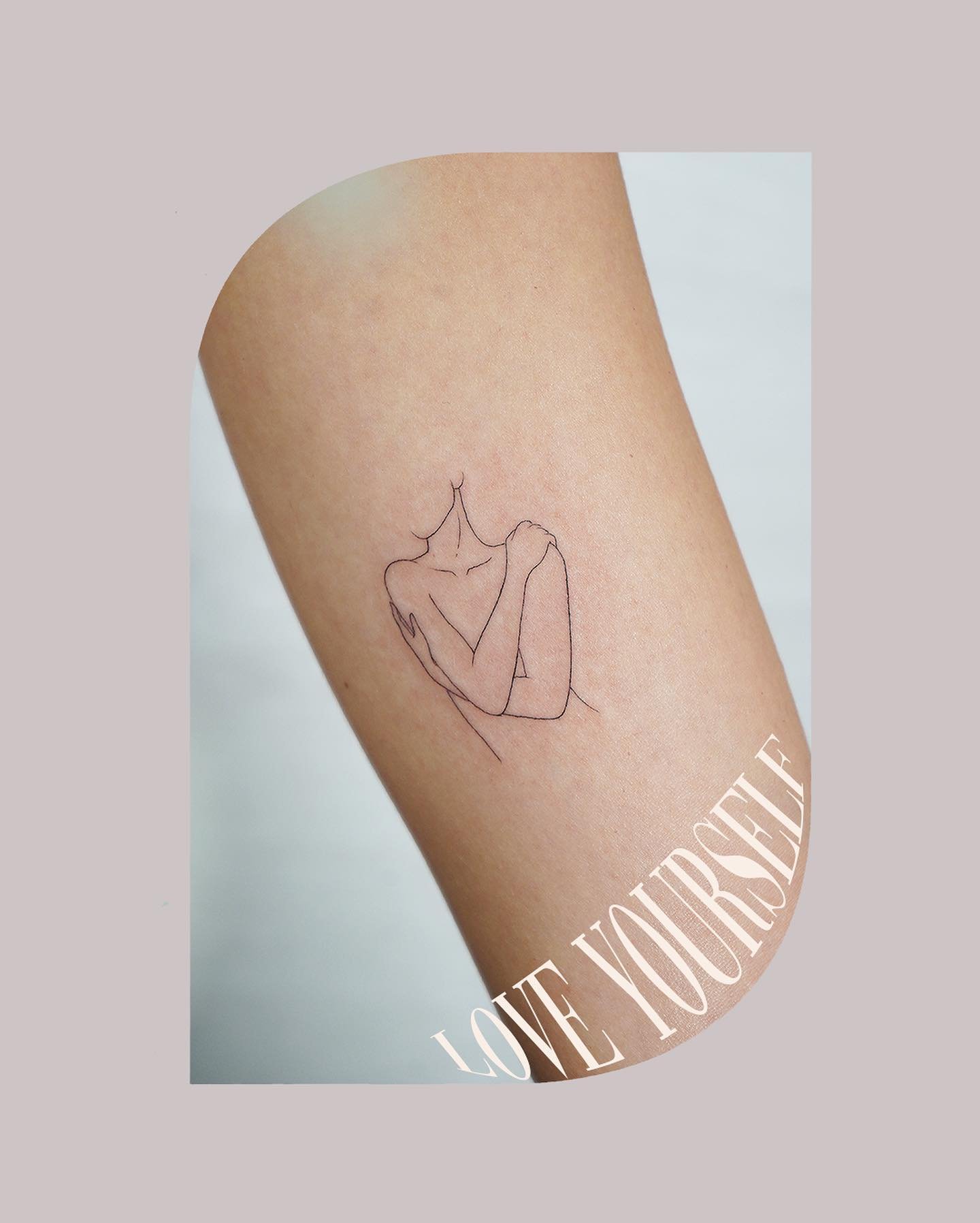 Tatuaje de corazon en antebrazo, línea fina Sinkply Madrid