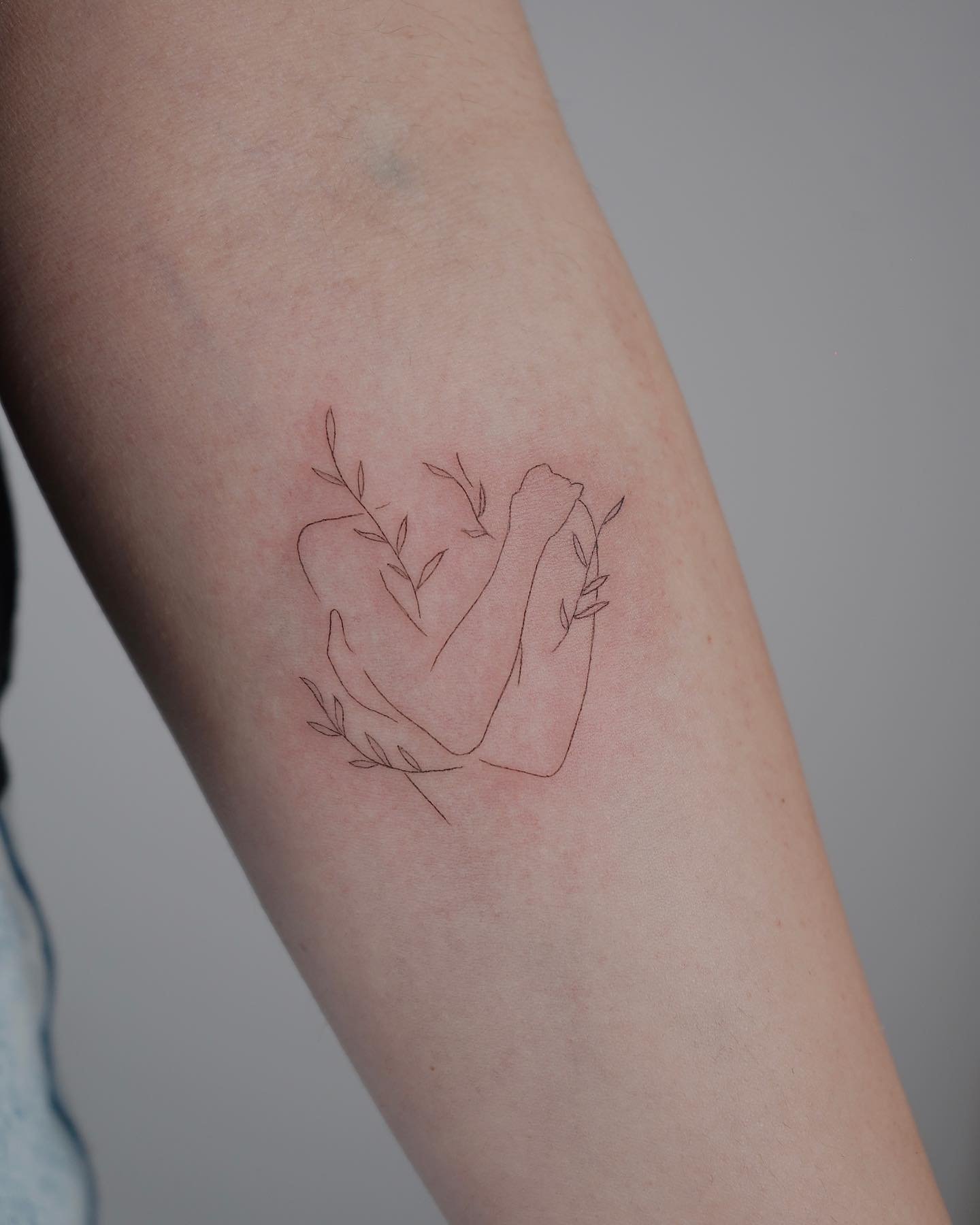 Tatuaje de corazon en antebrazo, línea fina Sinkply Madrid