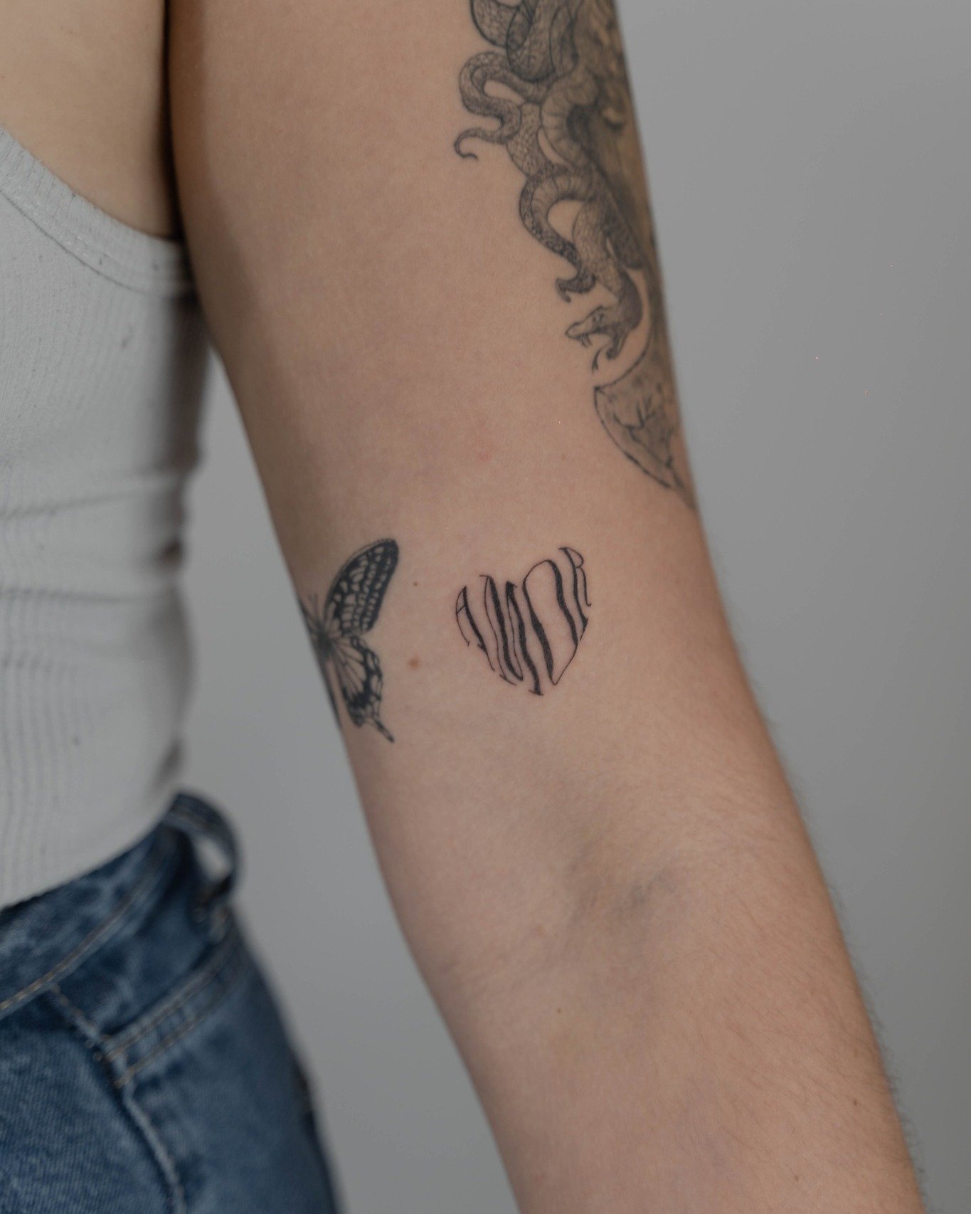 Tatuaje de corazon en antebrazo, línea fina Sinkply Madrid