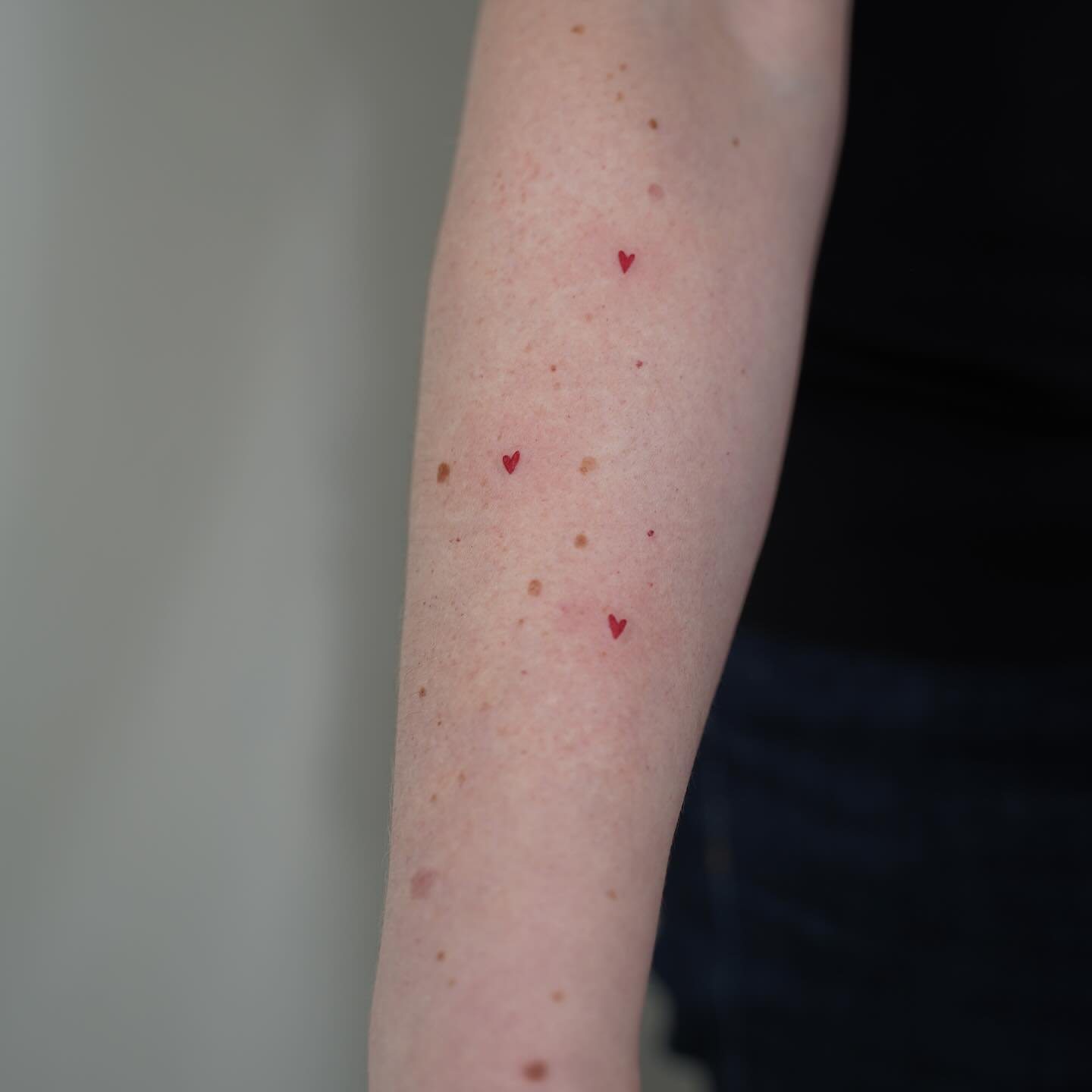 Tatuaje de corazon en antebrazo, línea fina Sinkply Madrid
