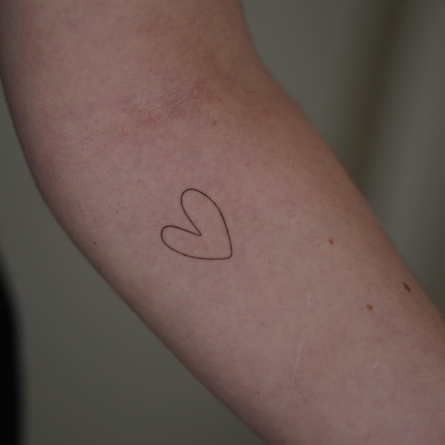 Tatuaje de corazon en antebrazo, línea fina Sinkply Madrid