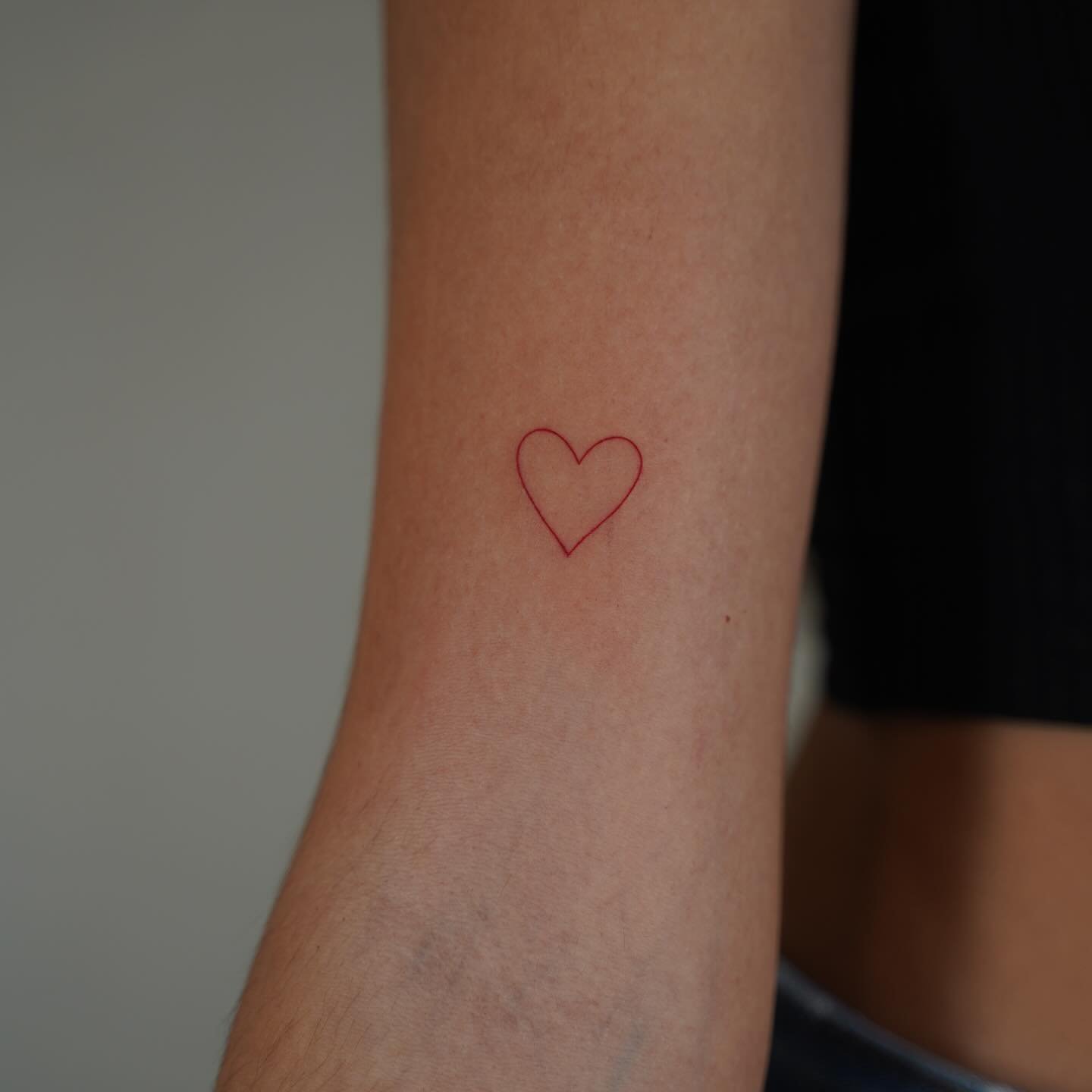 Tatuaje de corazon en antebrazo, línea fina Sinkply Madrid