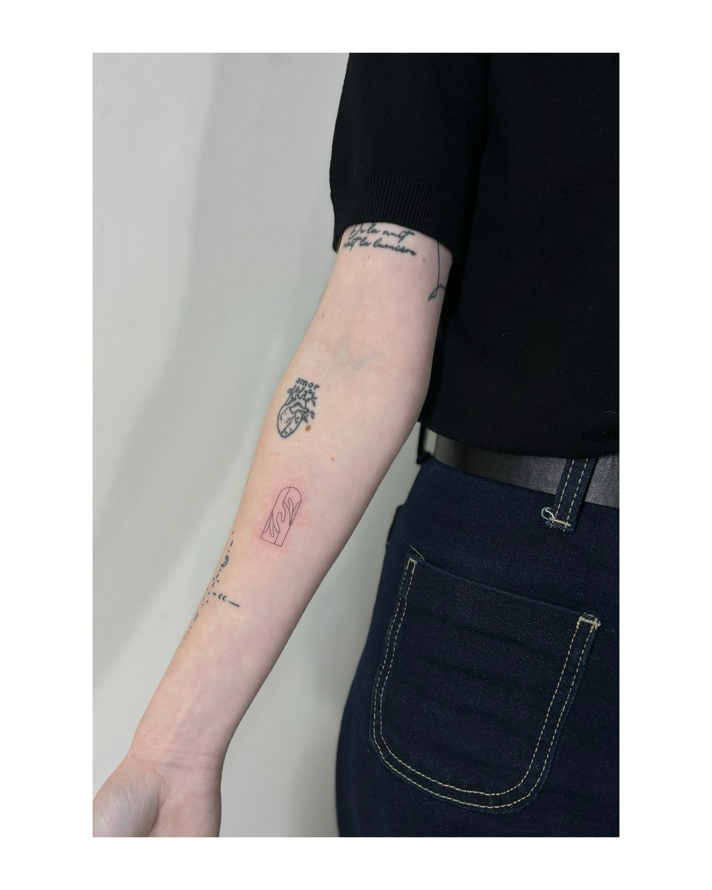 Tatuaje de corazon en antebrazo, línea fina Sinkply Madrid