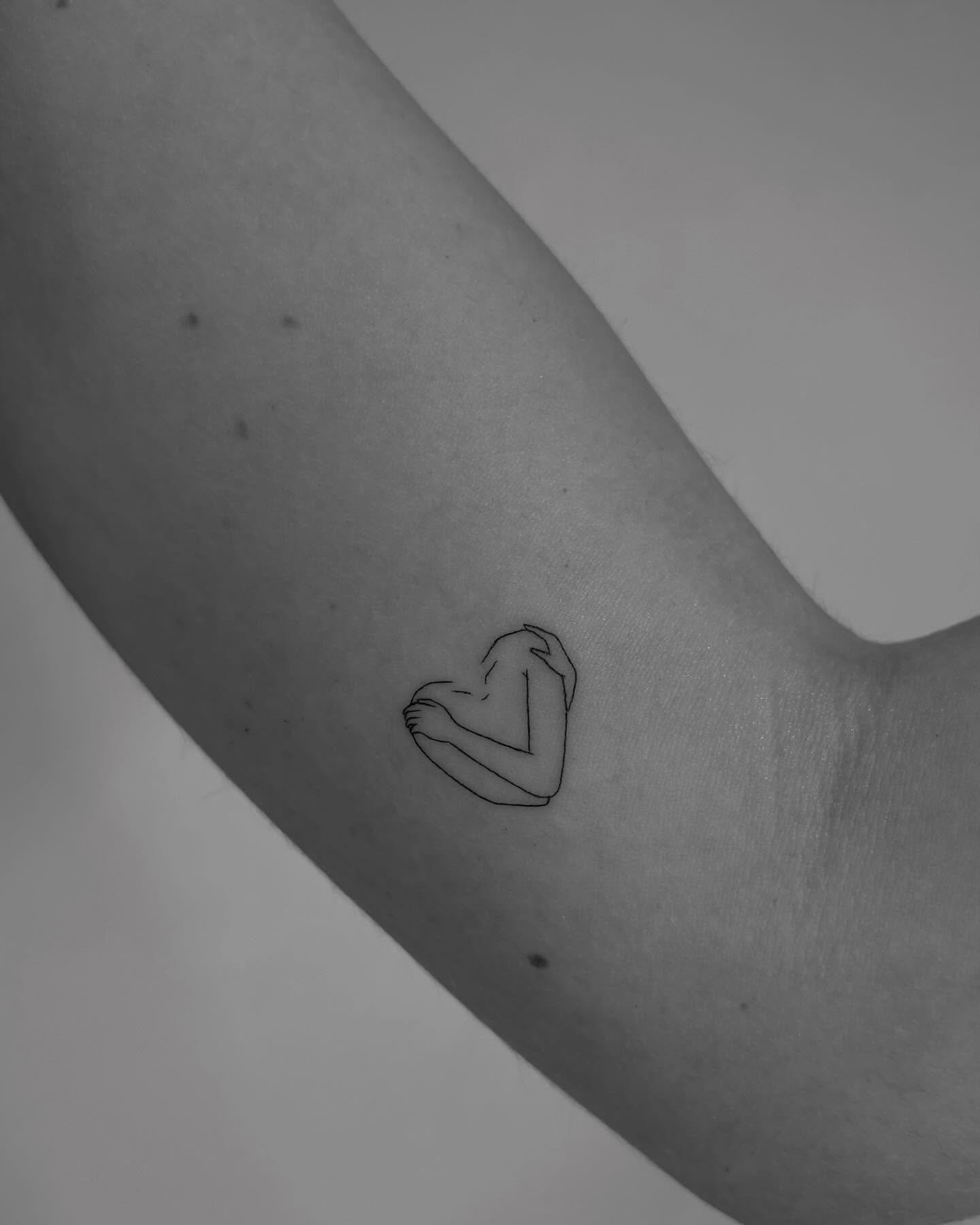 Tatuaje de corazon en antebrazo, línea fina Sinkply Madrid