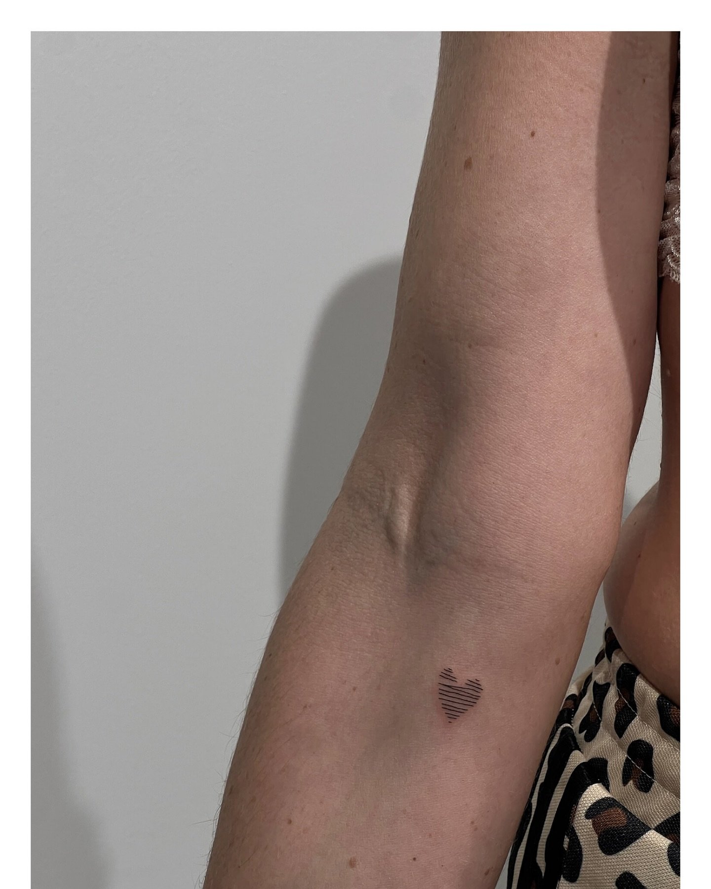 Tatuaje de corazon en antebrazo, línea fina Sinkply Madrid