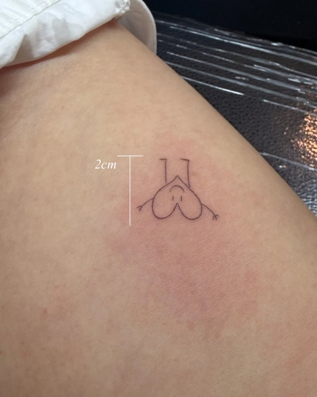 Tatuaje de corazon en antebrazo, línea fina Sinkply Madrid