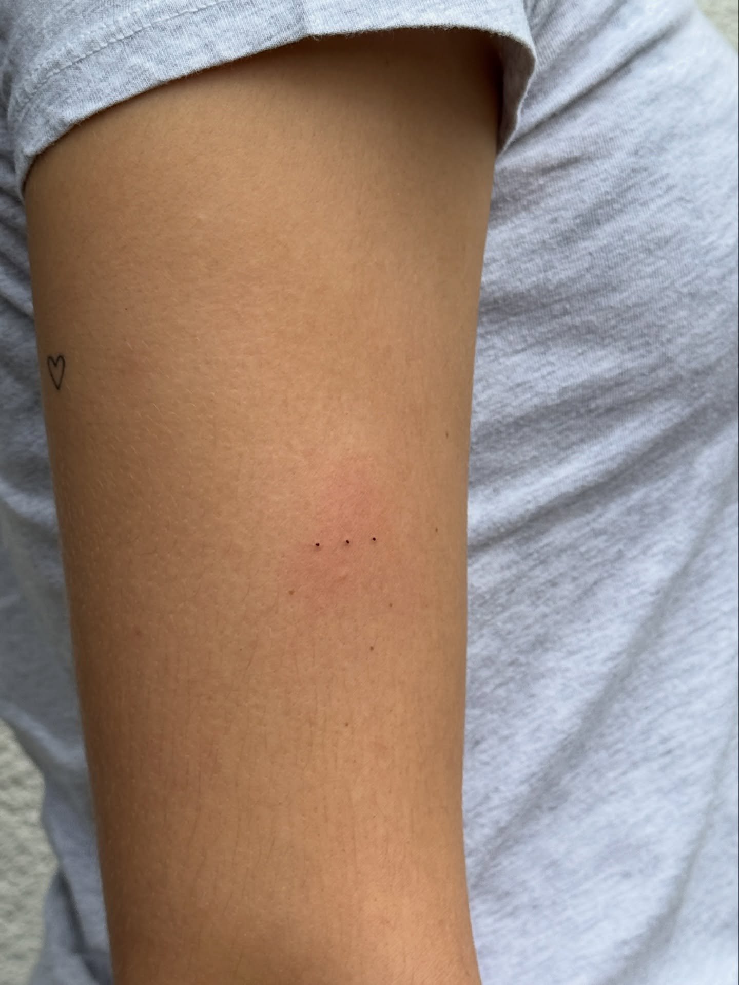 Tatuaje de corazon en antebrazo, línea fina Sinkply Madrid