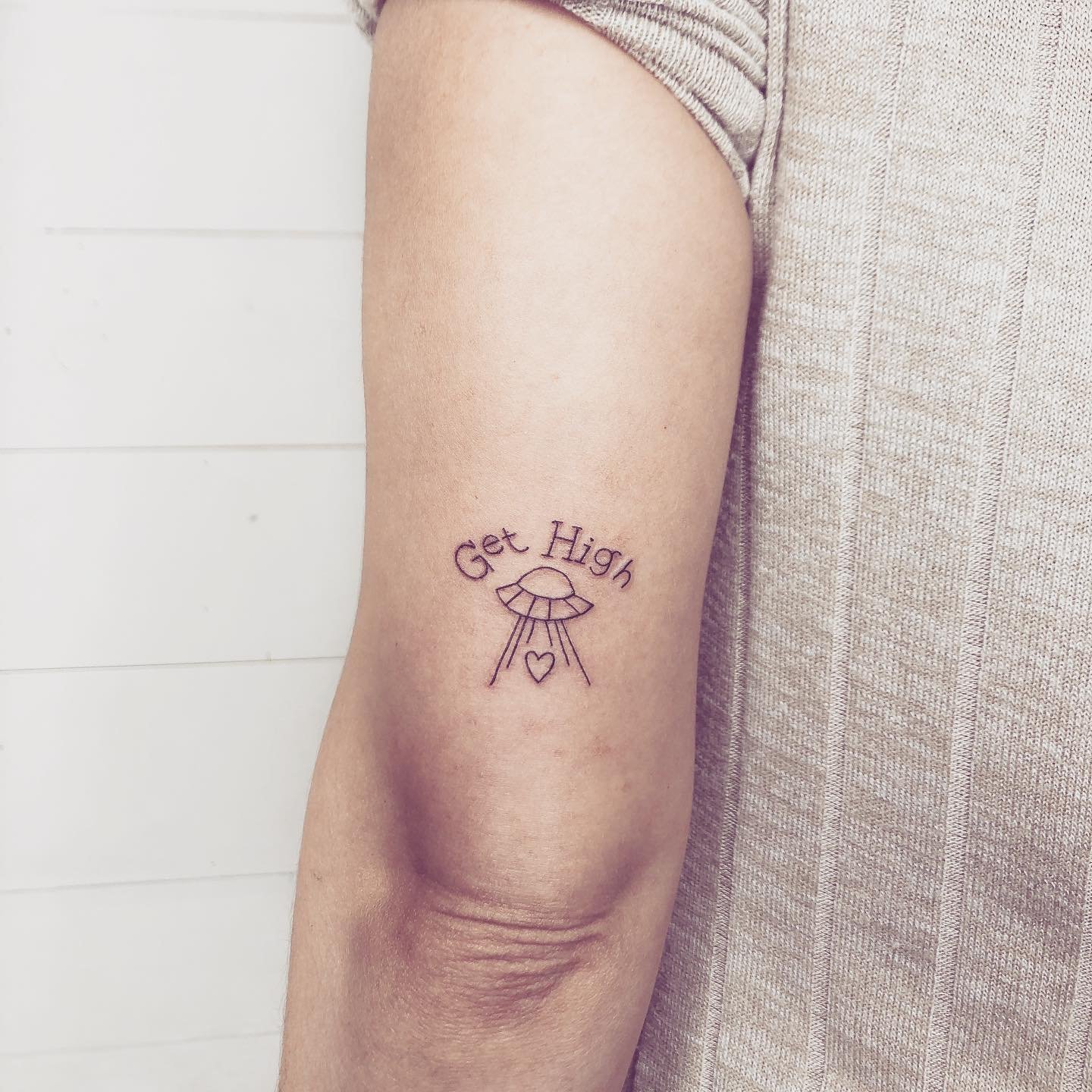 Tatuaje de corazon en brazo, línea fina Sinkply Madrid