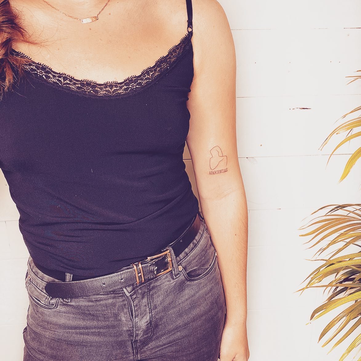 Tatuaje de corazon en brazo, línea fina Sinkply Madrid