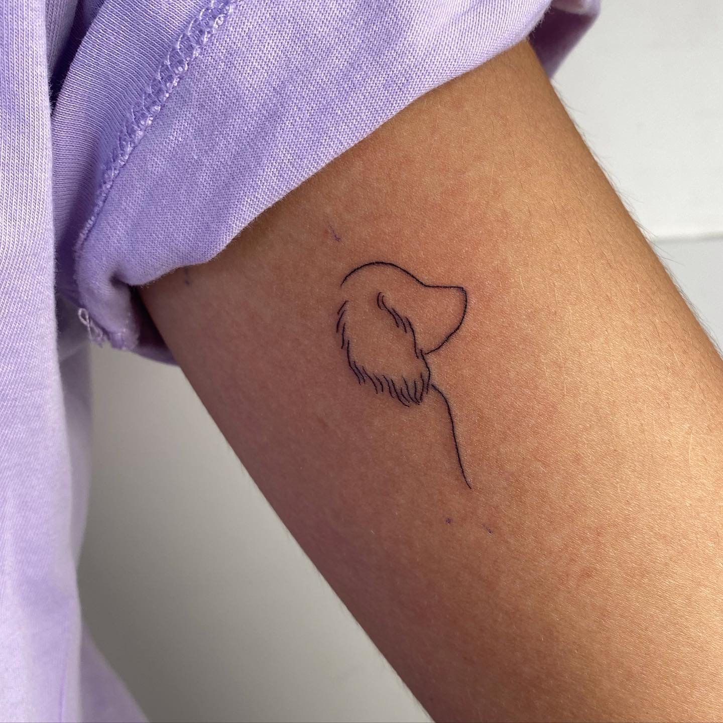 Tatuaje de corazon en brazo, línea fina Sinkply Madrid