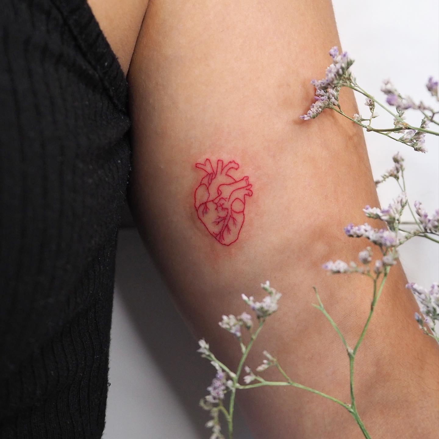 Tatuaje de corazon en brazo, línea fina Sinkply Madrid
