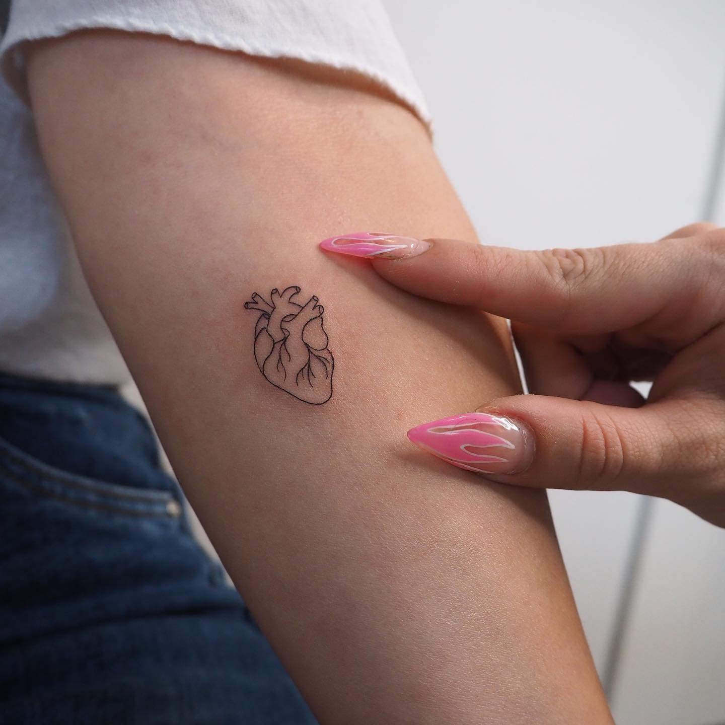 Tatuaje de corazon en brazo, línea fina Sinkply Madrid
