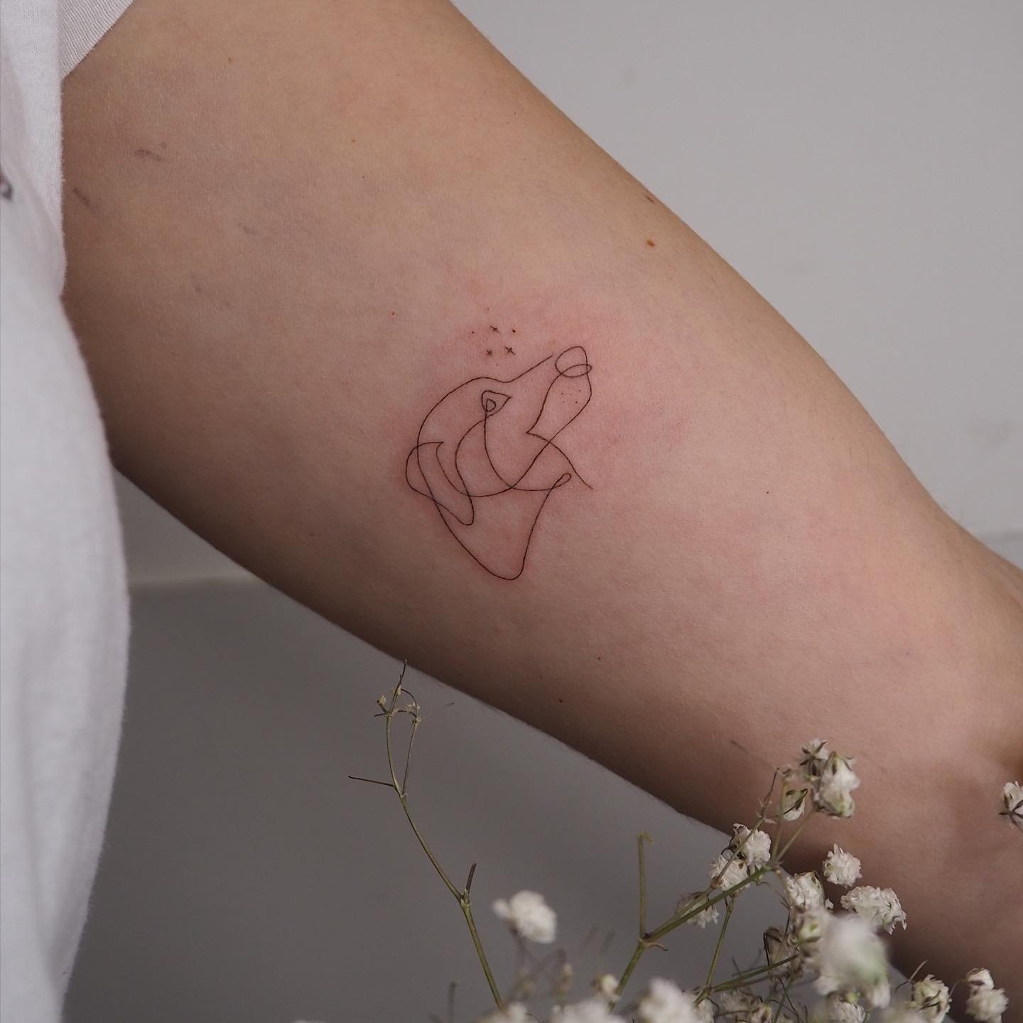 Tatuaje de corazon en brazo, línea fina Sinkply Madrid
