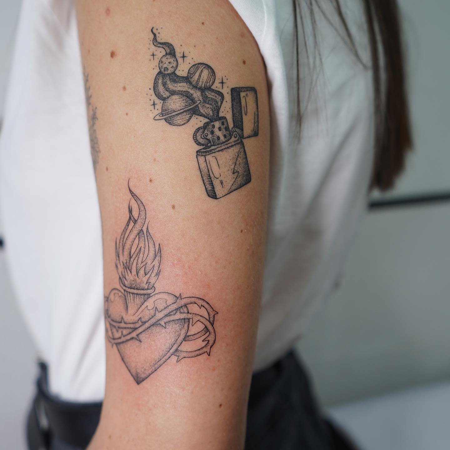 Tatuaje de corazon en brazo, línea fina Sinkply Madrid